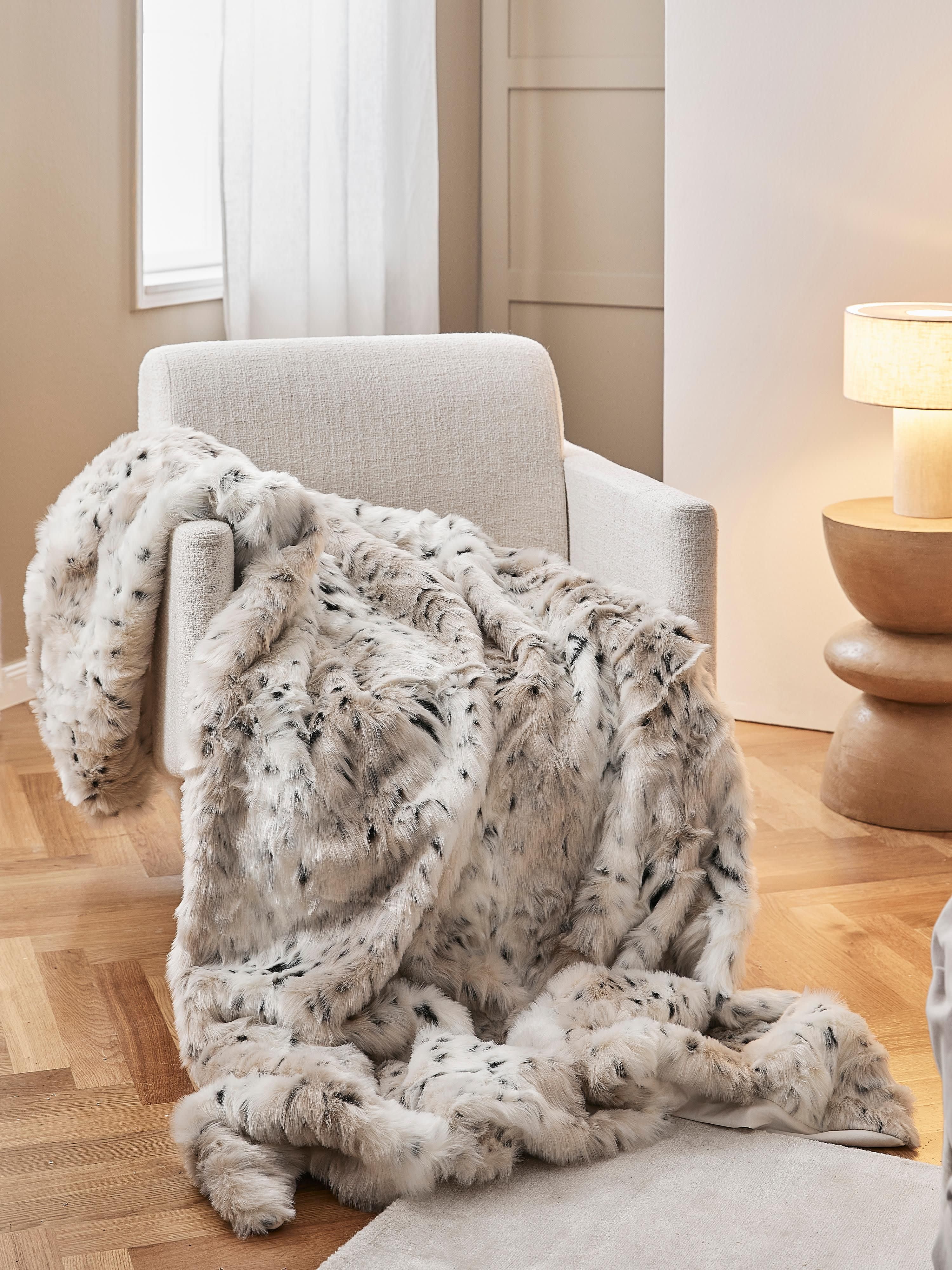 Kuscheldecke Skins aus Kunstfell in Schneeleoparden-Optik