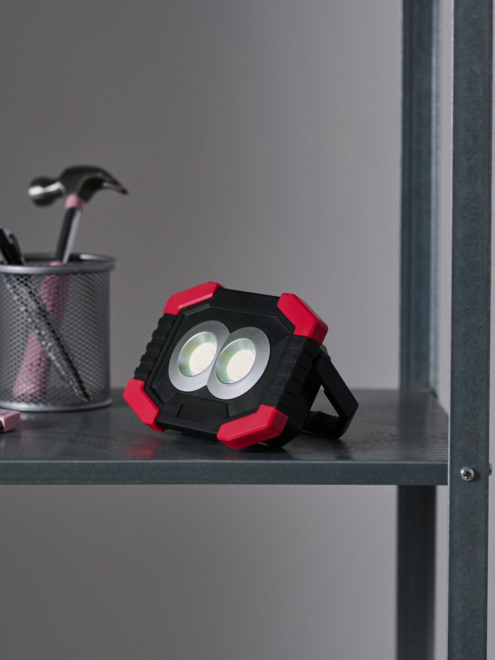Przenośna lampa robocza LED z uchwytem