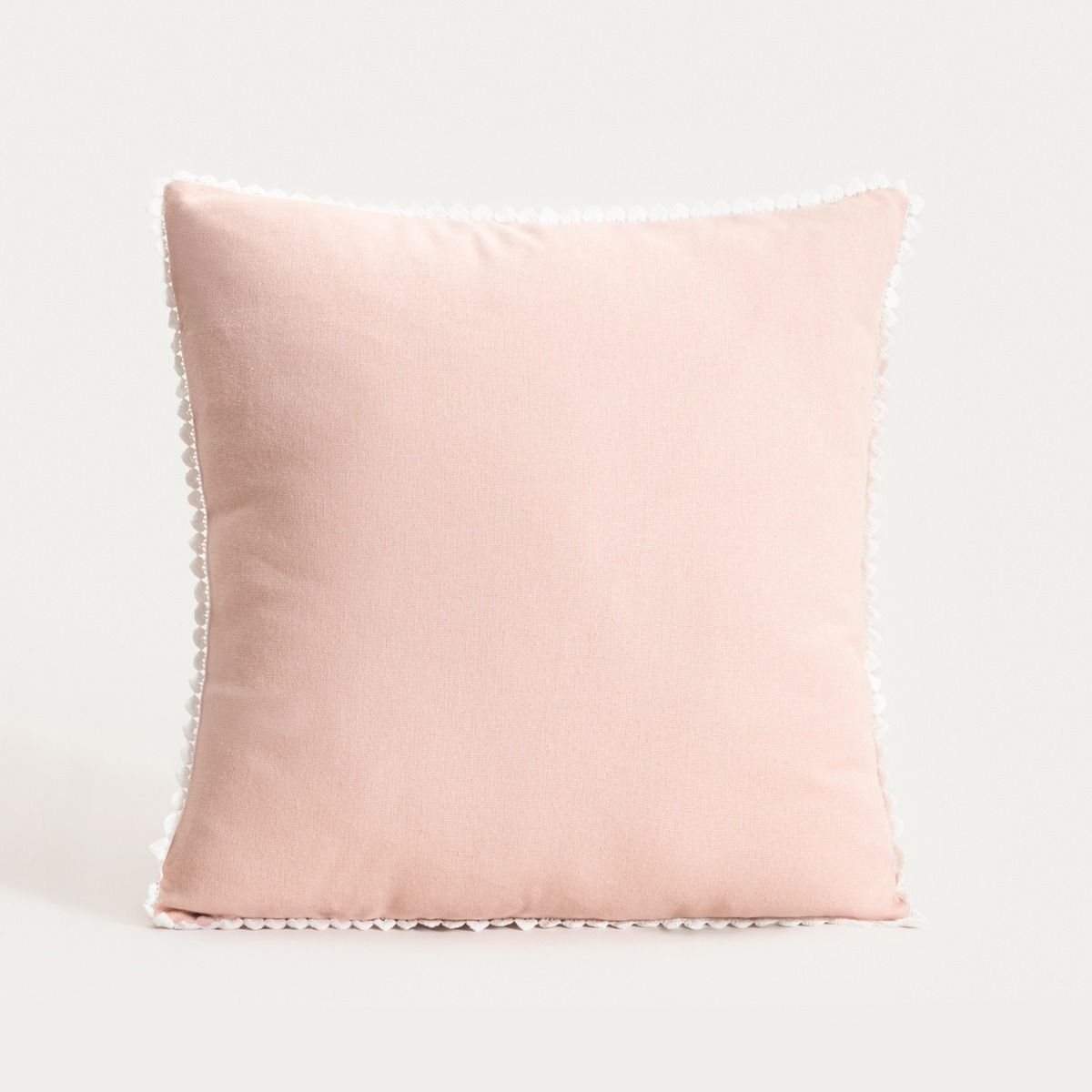 Poszewka MARIEL z dekoracyjną lamówką z naturalnych materiałów 45x45cm