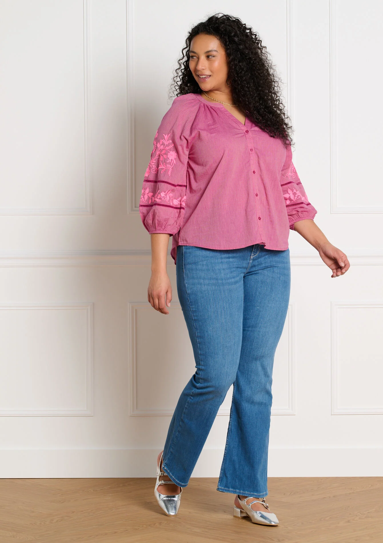 Romantisch geborduurd hemd