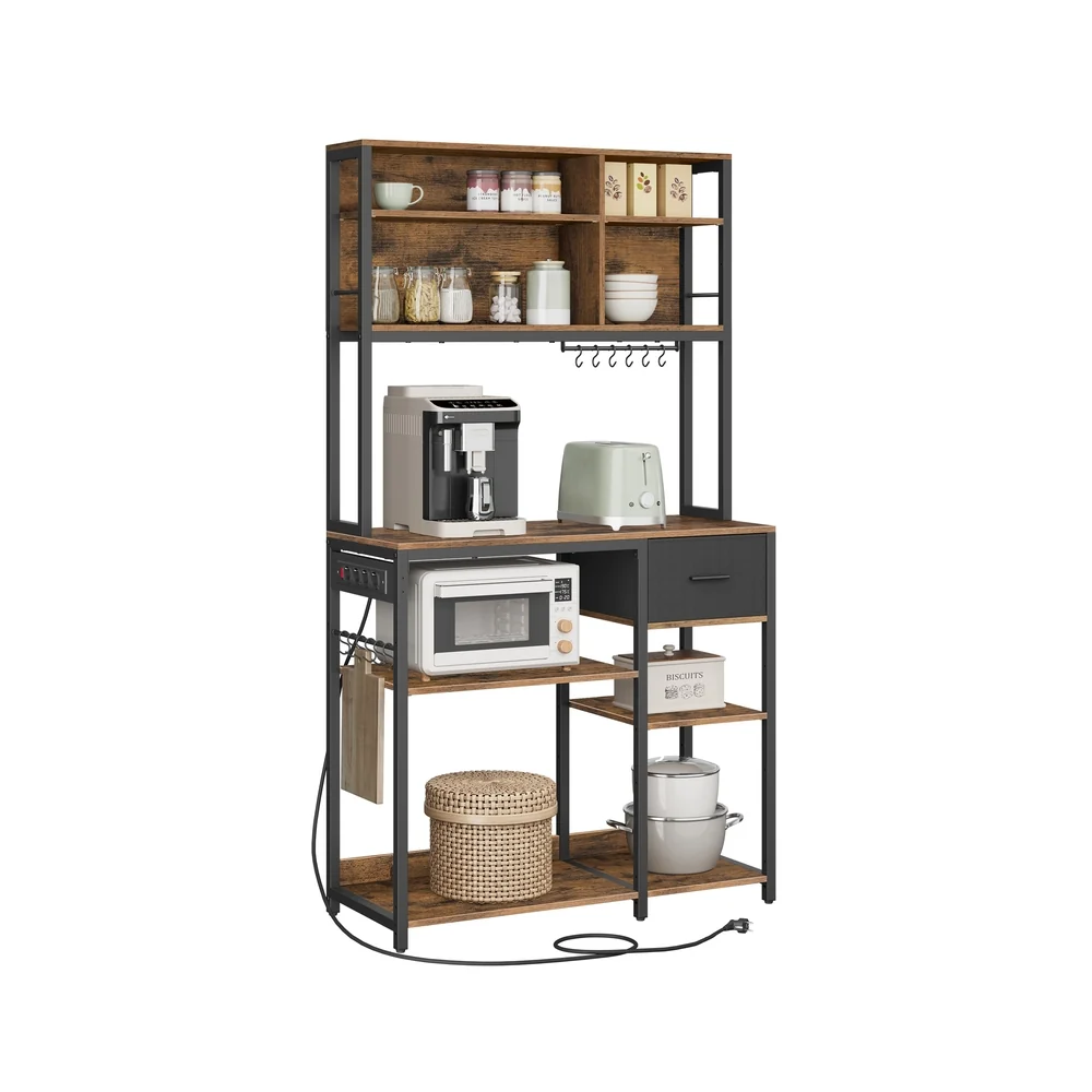 Étagère de cuisine avec multiprise