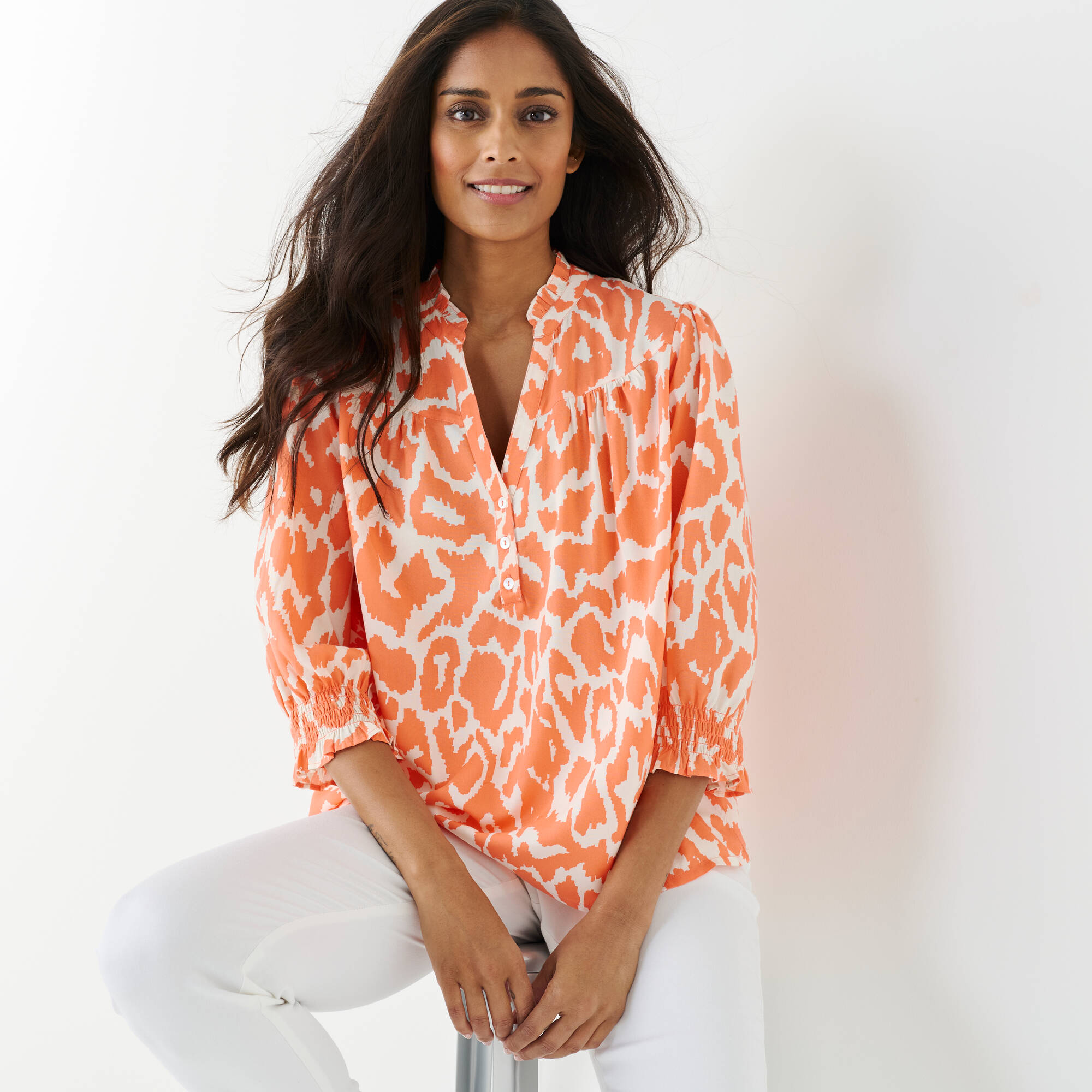 Blouse bicolore col tunisien, manches coudes smockées