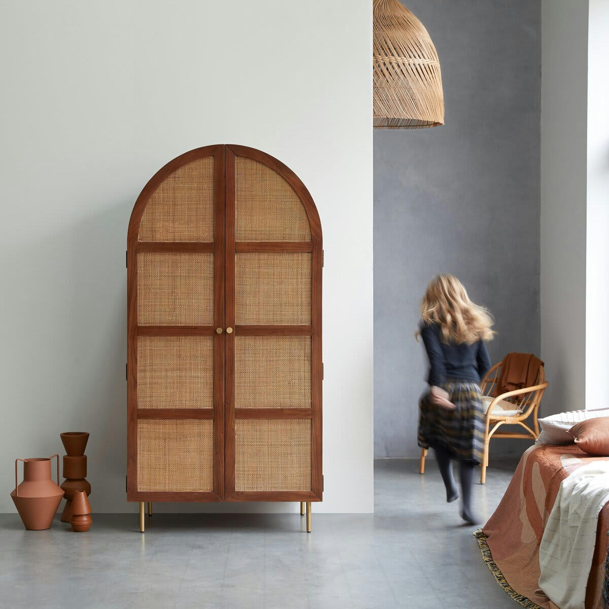 LISBETH - Armoire de rangement en orme et cannage