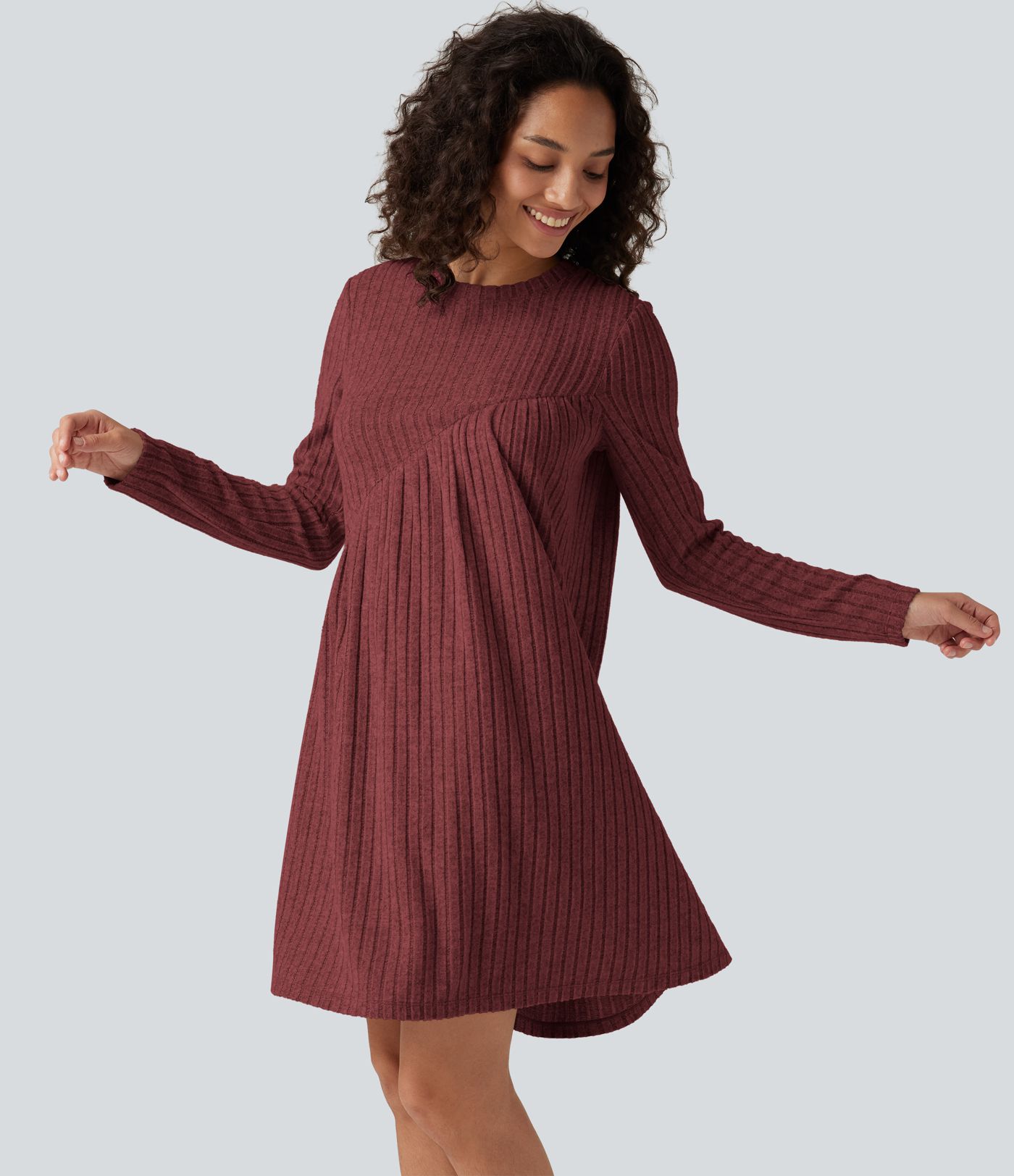 Robe mini asymétrique en maille côtelée à encolure arrondie et manches longues