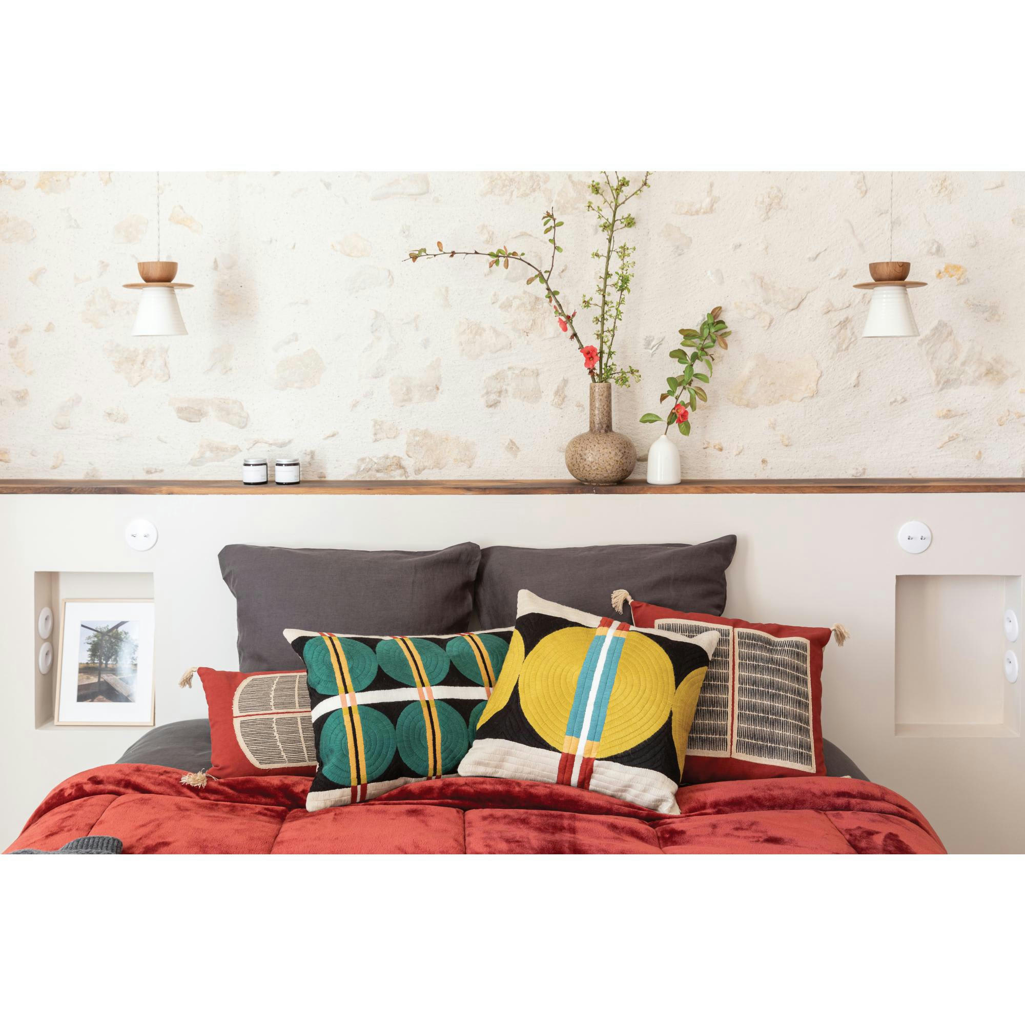 YAEL - Coussin brodé Yaël en coton geranium 45 x 45