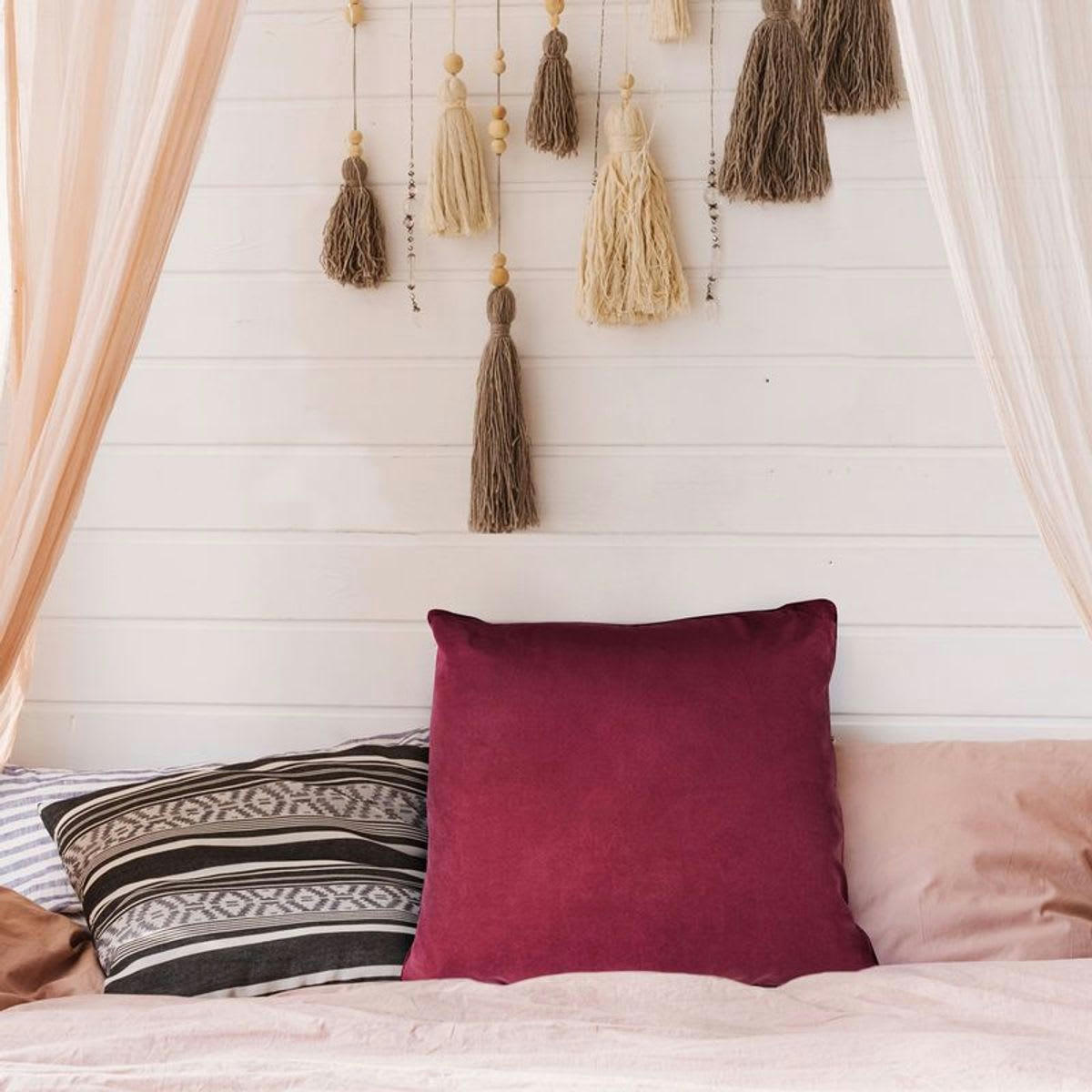 SUEDEN - Coussin de sol en suédine rouge bourgogne 70x70