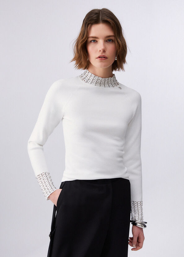 Maglia con cut-out e ricami gioiello