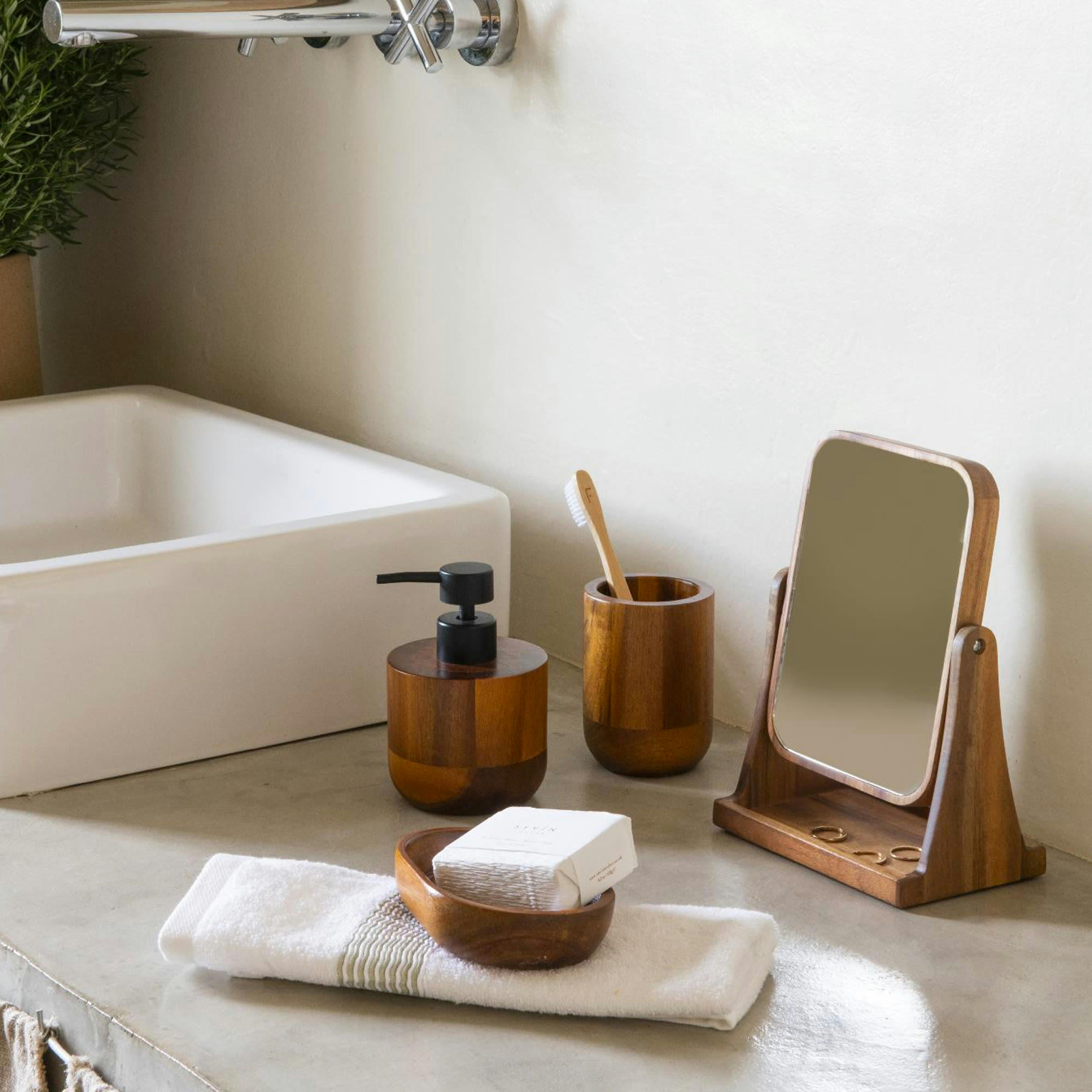 - Distributeur de savon en bois marron