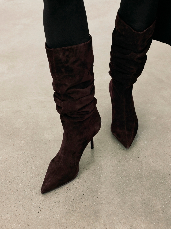 Suede boots with crinkle upper