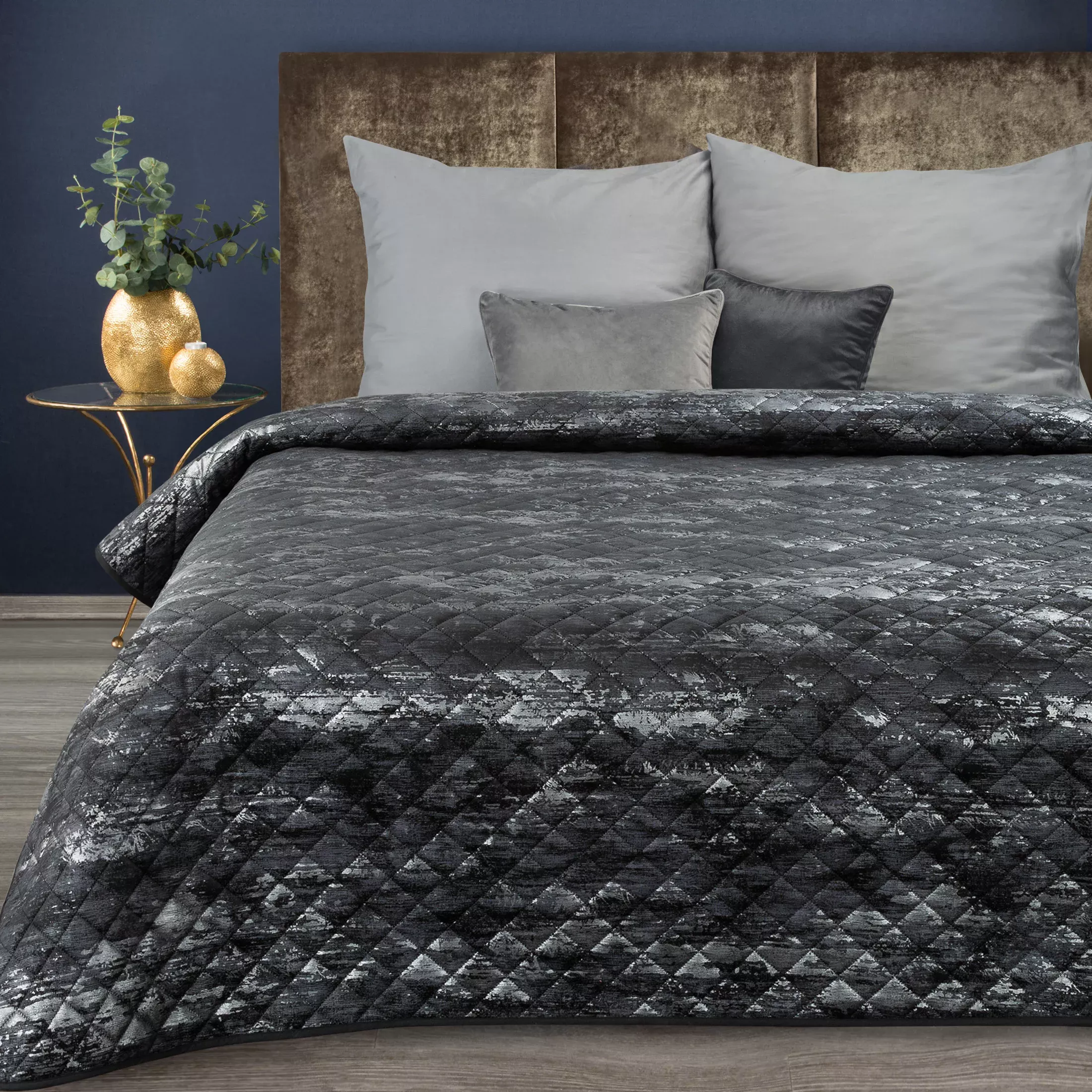 Narzuta welwetowa czarno, srebrna 170x210 cm pikowana metodą hot press z wzorem błyszczącej przecierki BLINK 3 Eurofirany Premium