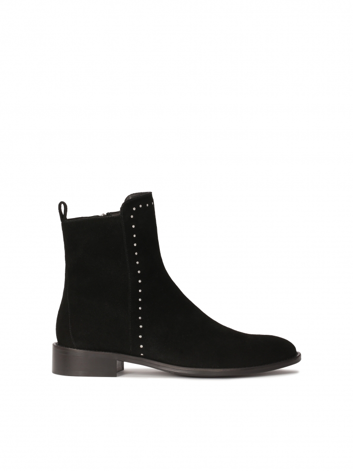 Suede boots with flat sole
