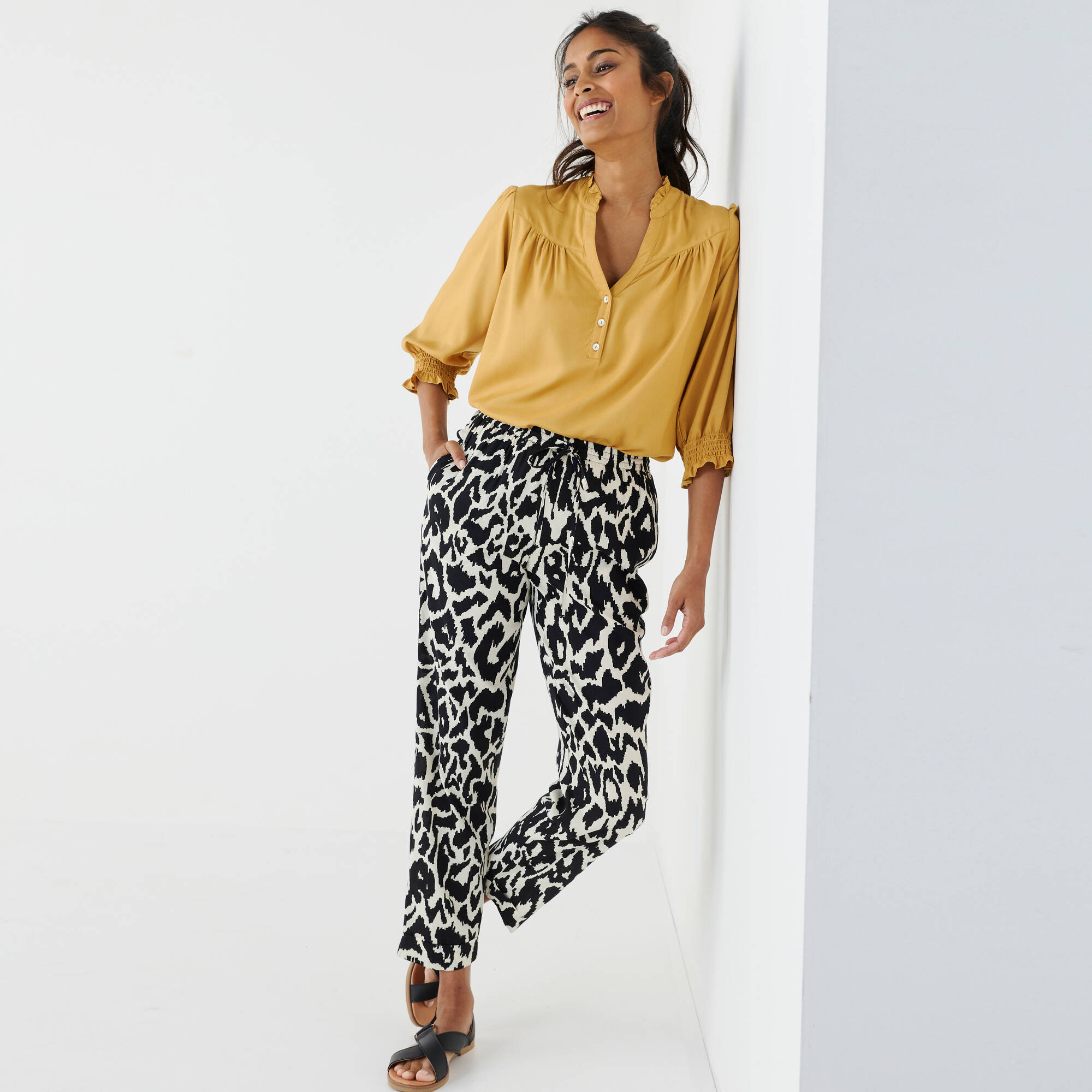 Blouse unie col tunisien, manches coudes smockées