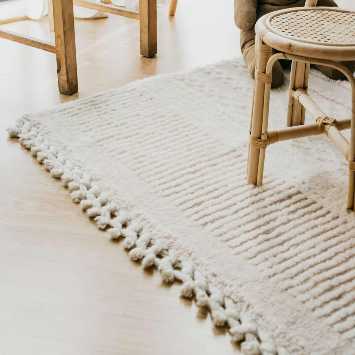 PINK NOSE SHEEP - Tapis lavable en laine blanc et rose 120 x 170