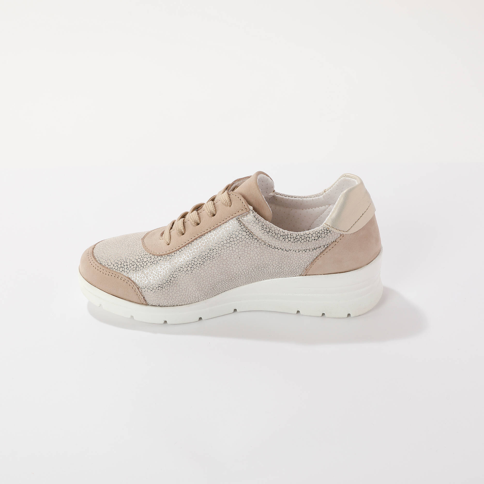 Baskets à lacets grande largeur, en cuir avec empiècements extensibles.