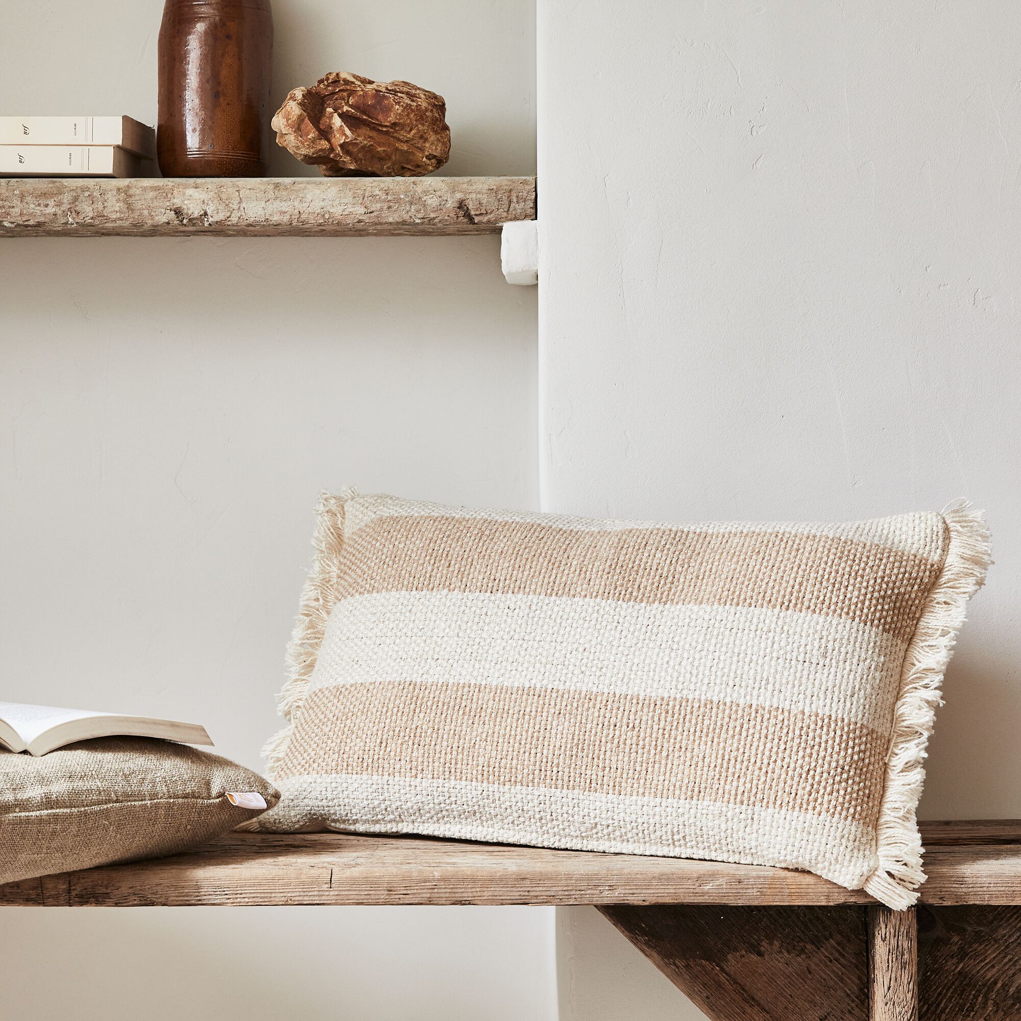 AULAN - Coussin en coton et jute à rayures finition franges 30x50cm - blanc