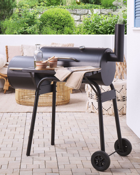 Ogrodowy grill węglowy z wędzarnią ma kółkach