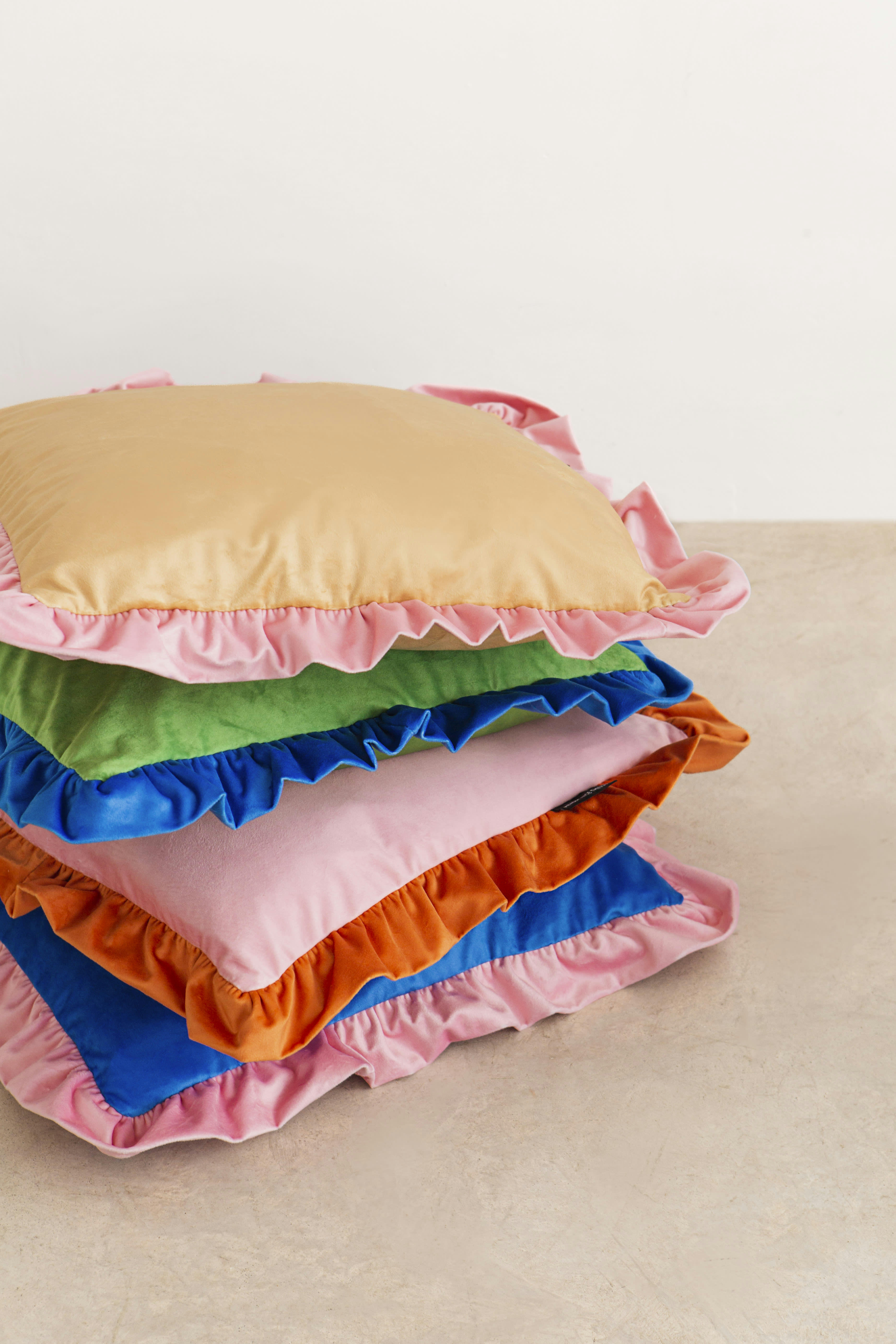 RUFFLE - Coussin en velours avec volant plissé, bleu et vert pomme