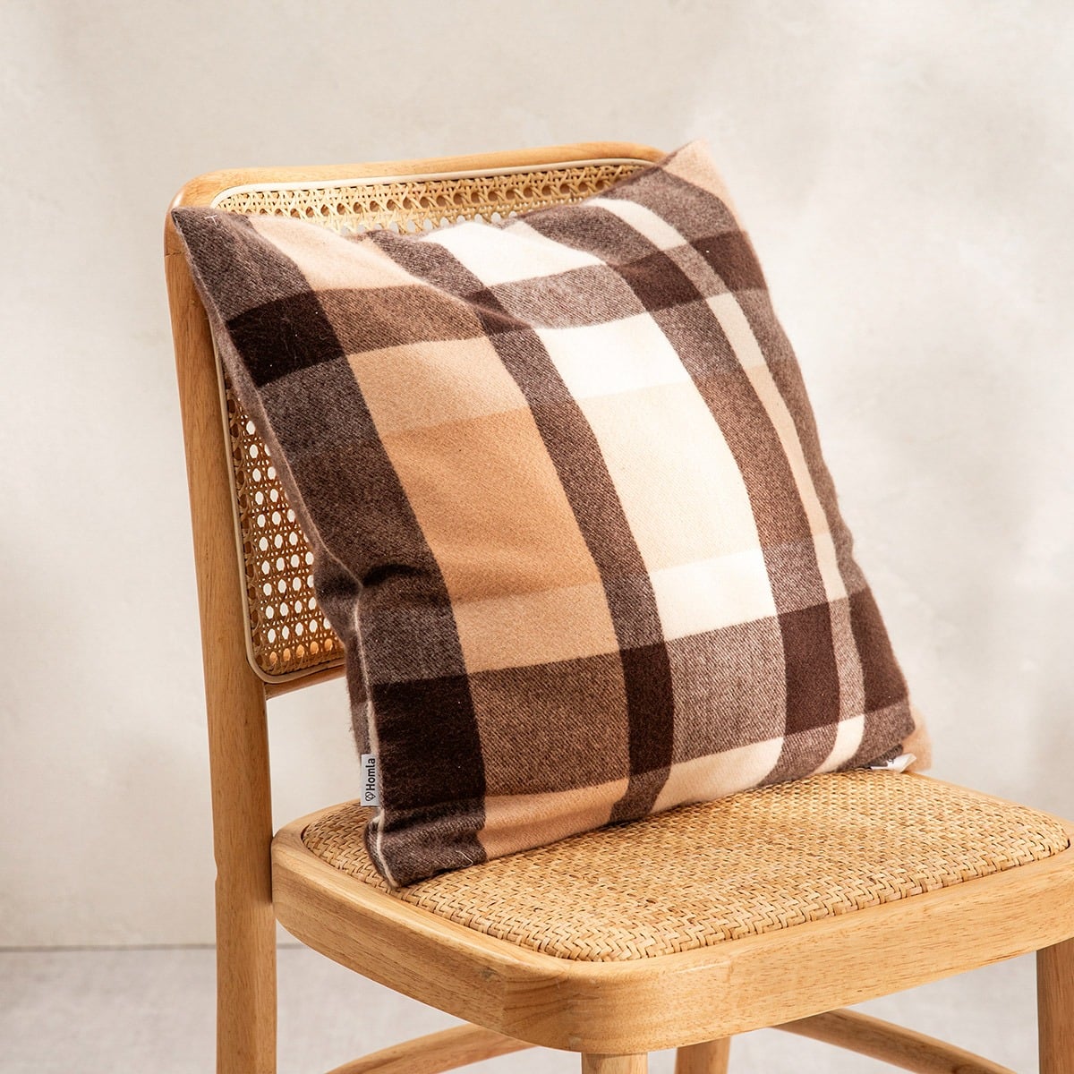 Poszewka MELROSE puszysta w kratę brązowa 45x45 cm