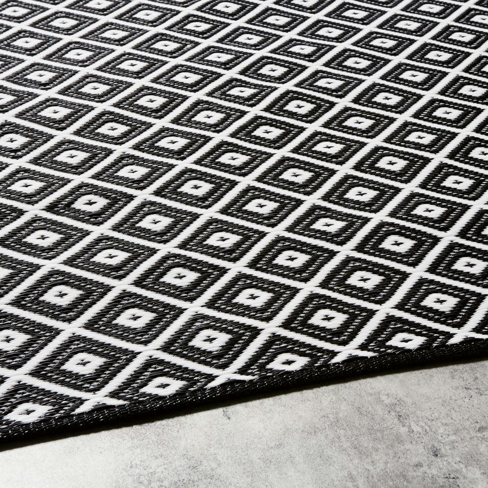 KAMARI - Tapis en polypropylène motifs graphiques noirs et blancs 180x180