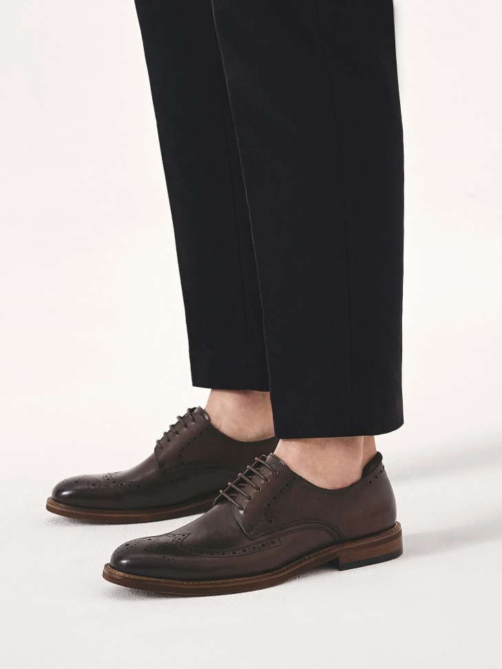 Elegant casual shoes with rosette embellishment