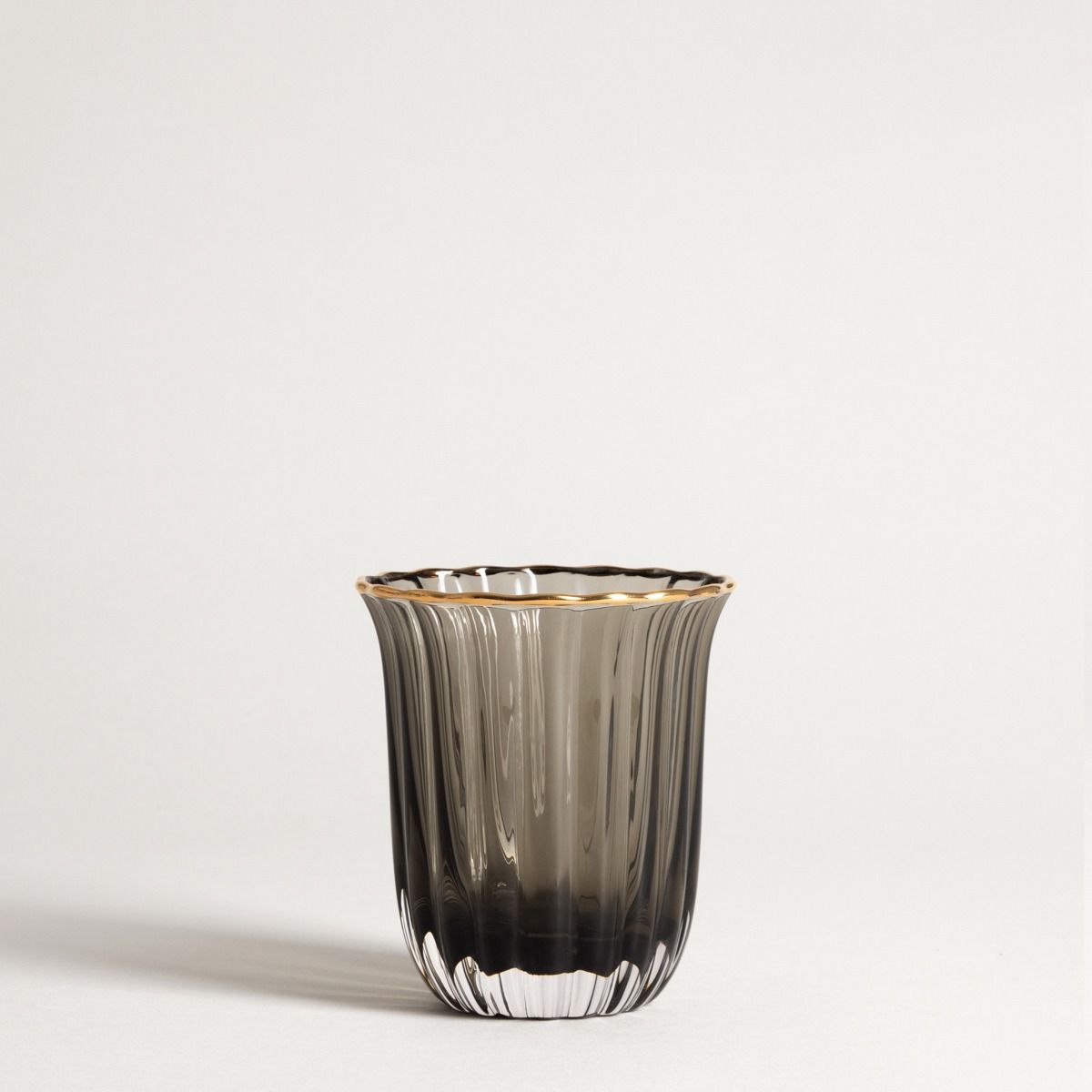 Szklanka SCURO ryflowana, czarna ze złotym rantem 0,22 l