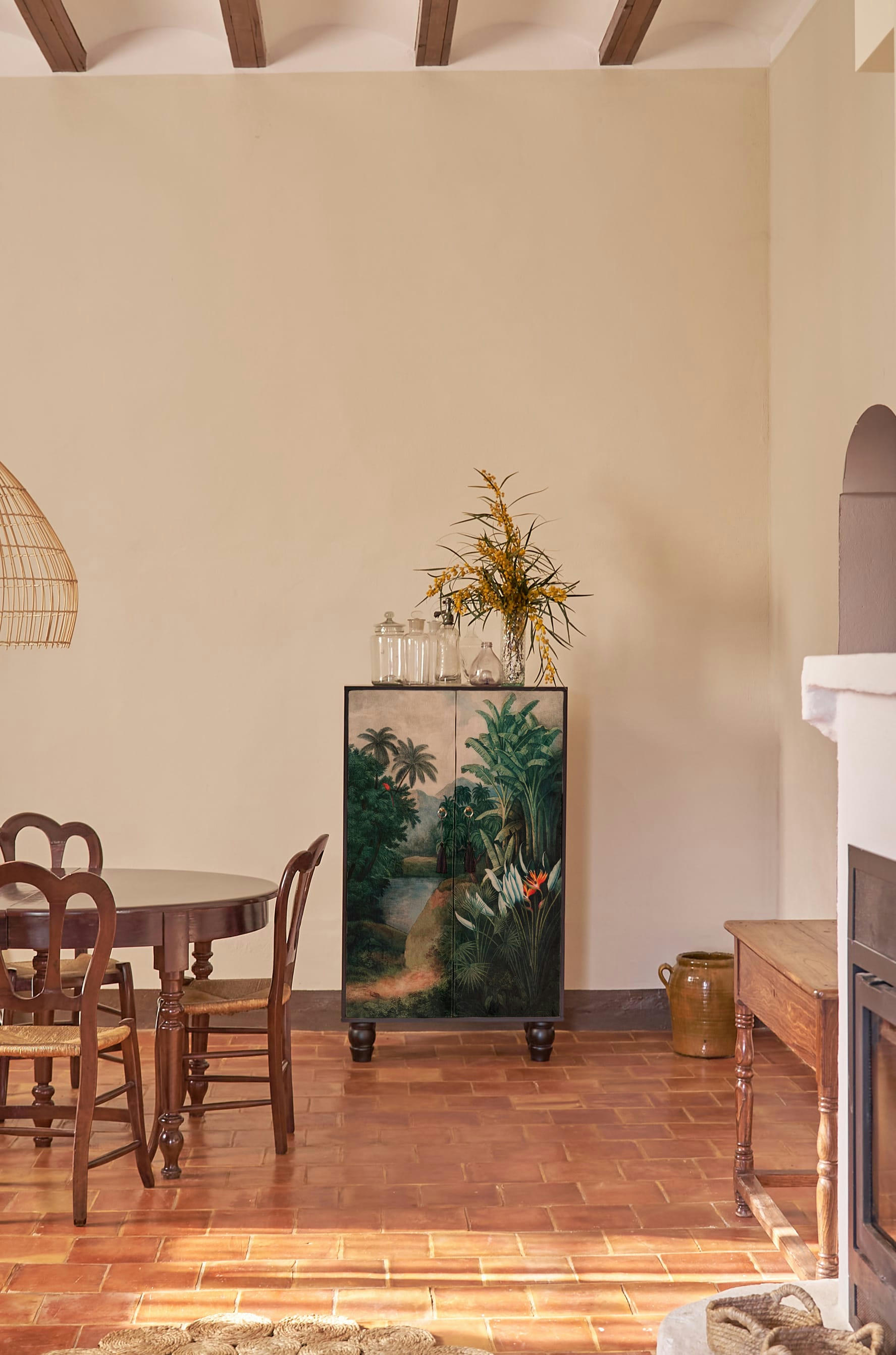 TROPICAL JUNGLE - Buffet armoire en pin massif imprimé tropical sur fond noir.