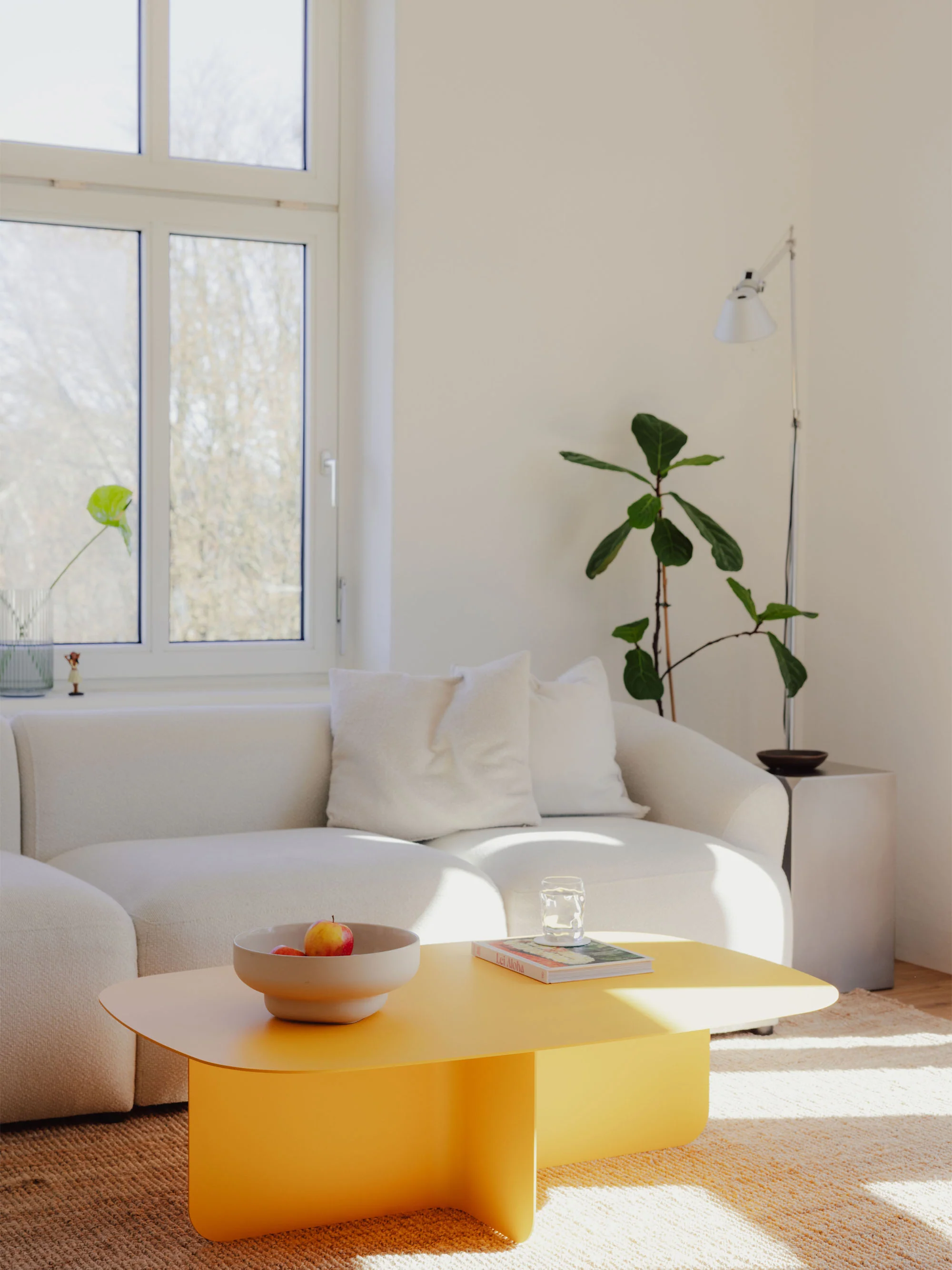 Handgefertigter Couchtisch Livia
