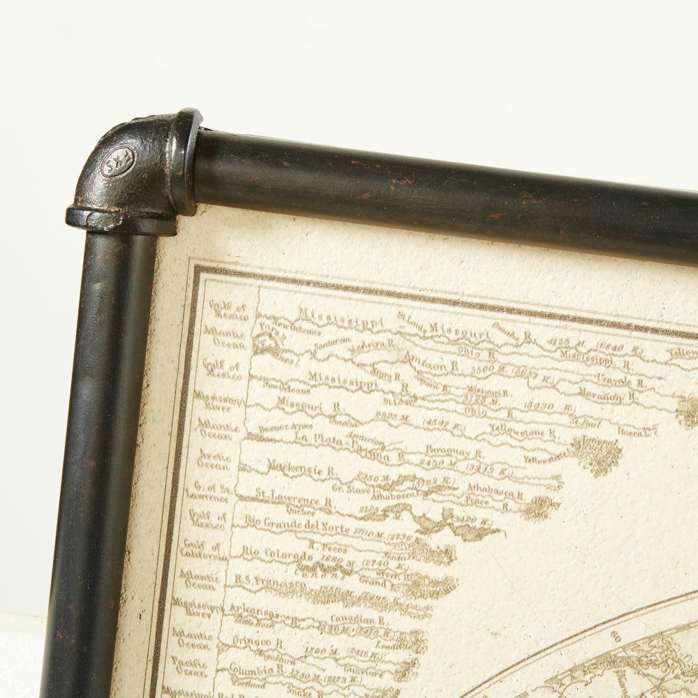 CODY - Tableau carte du monde en métal noir 133x87