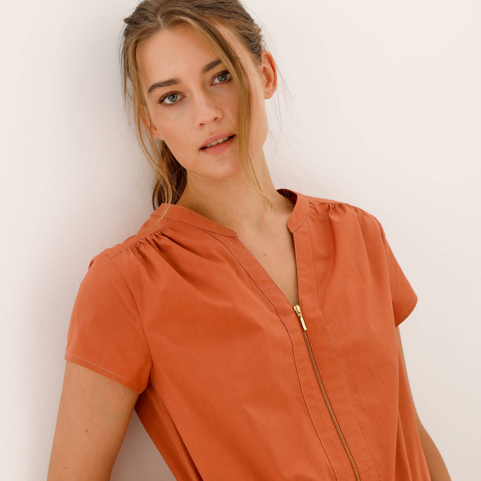 Robe courte col zippé