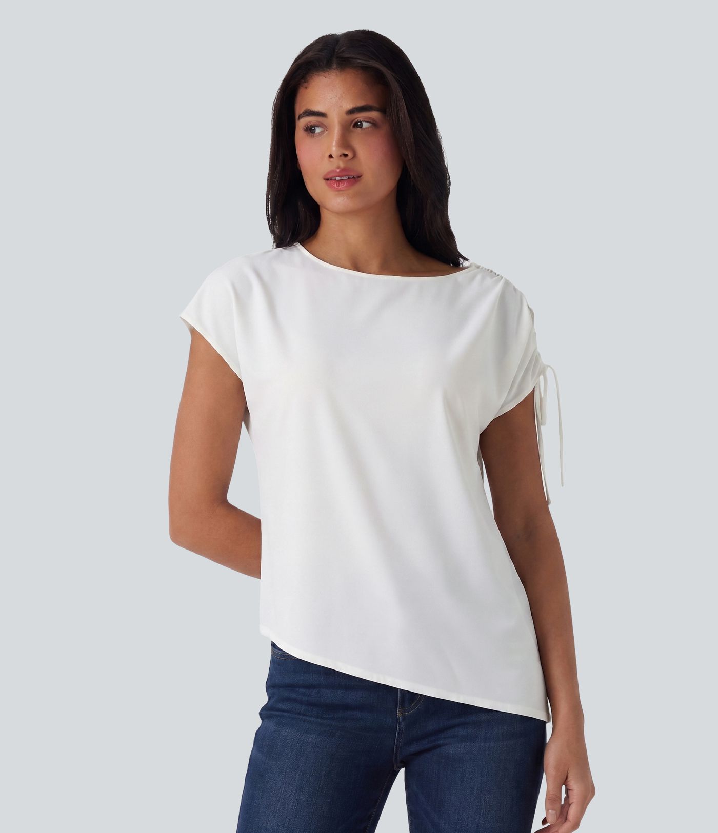 T-shirt tailleur en mousseline à col bateau, cordon de serrage et ourlet asymétrique