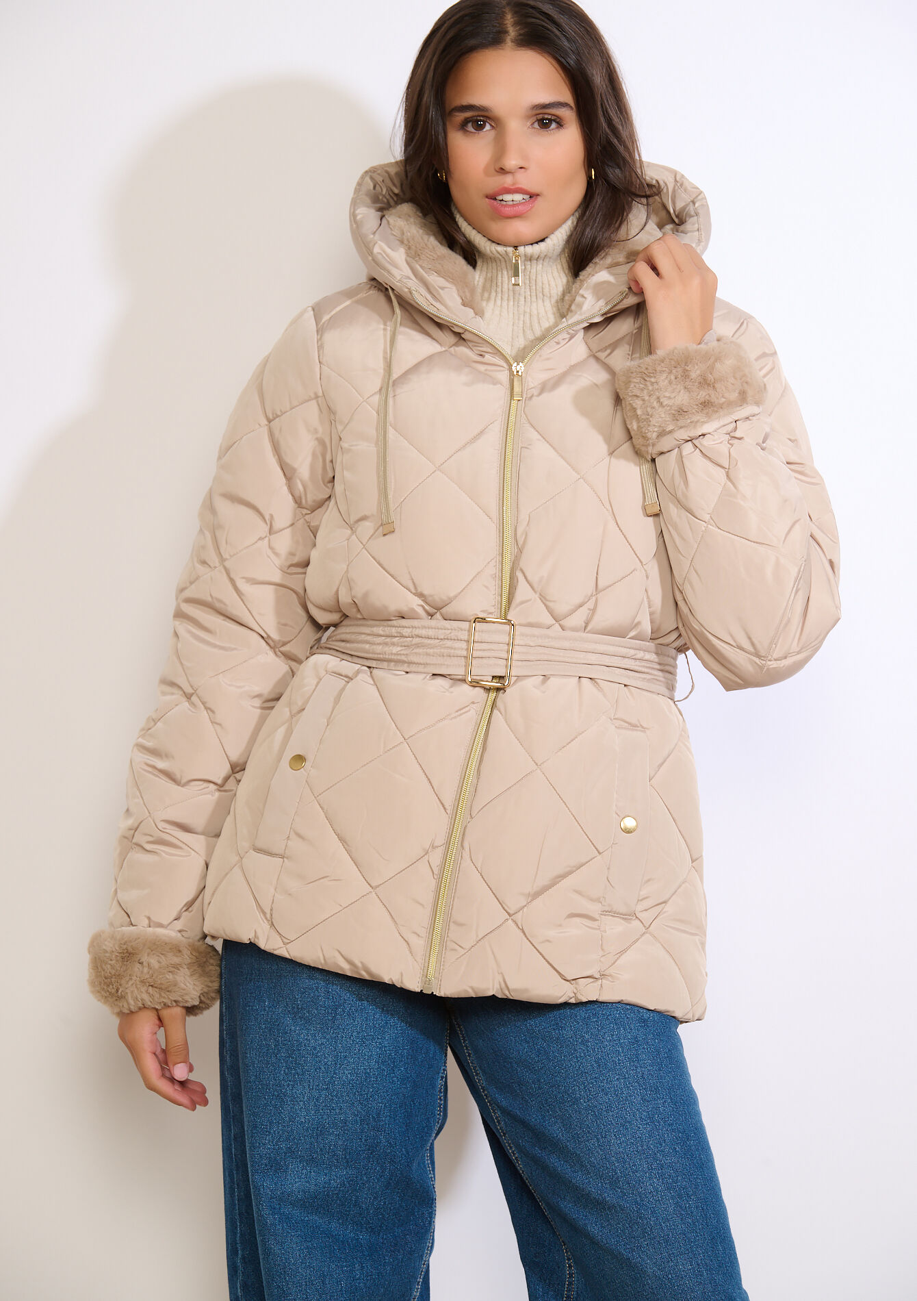 Korte gewatteerde jas met ceintuur