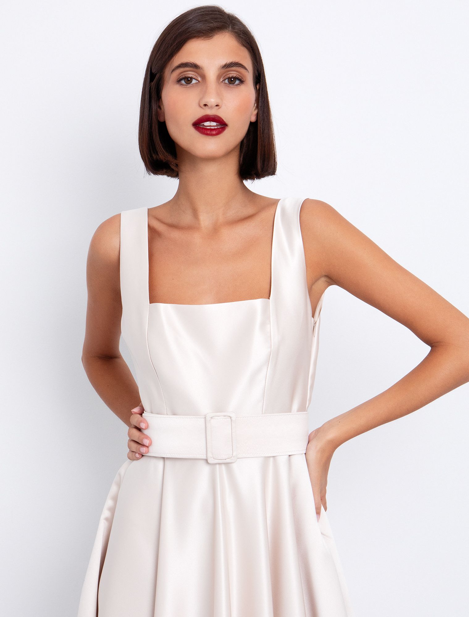 Cocktail σατινέ φόρεμα με ζώνη