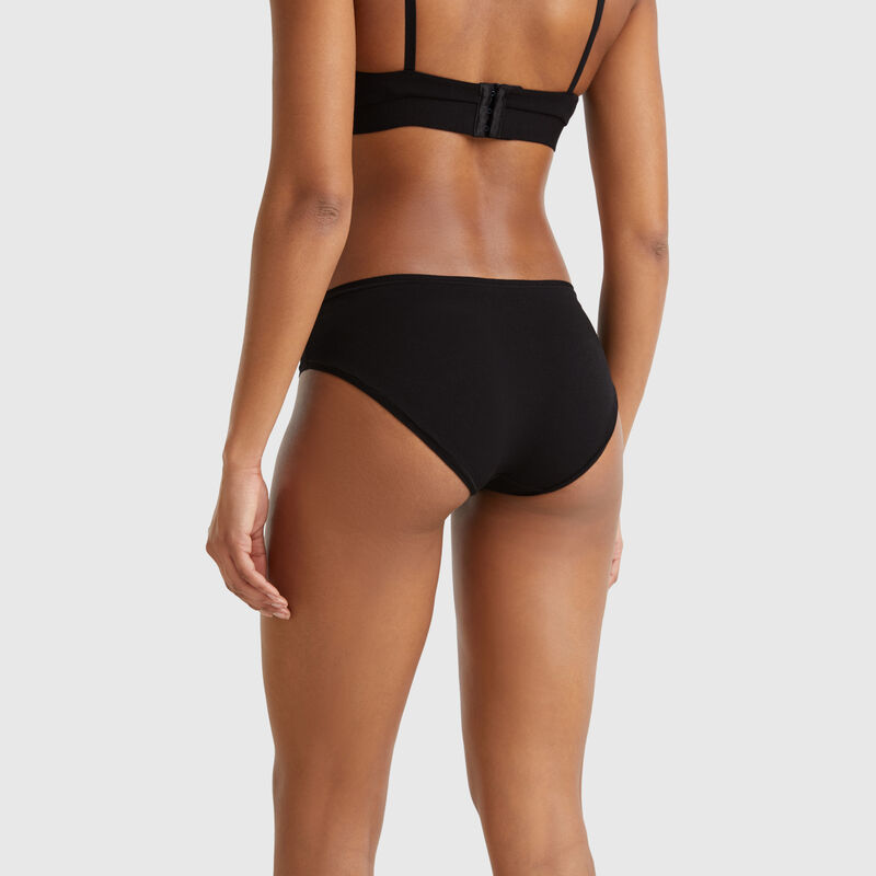 Underwear in super stretch cotton.