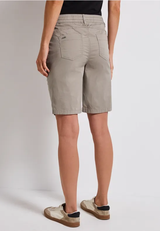 Bermuda mit String-Detail