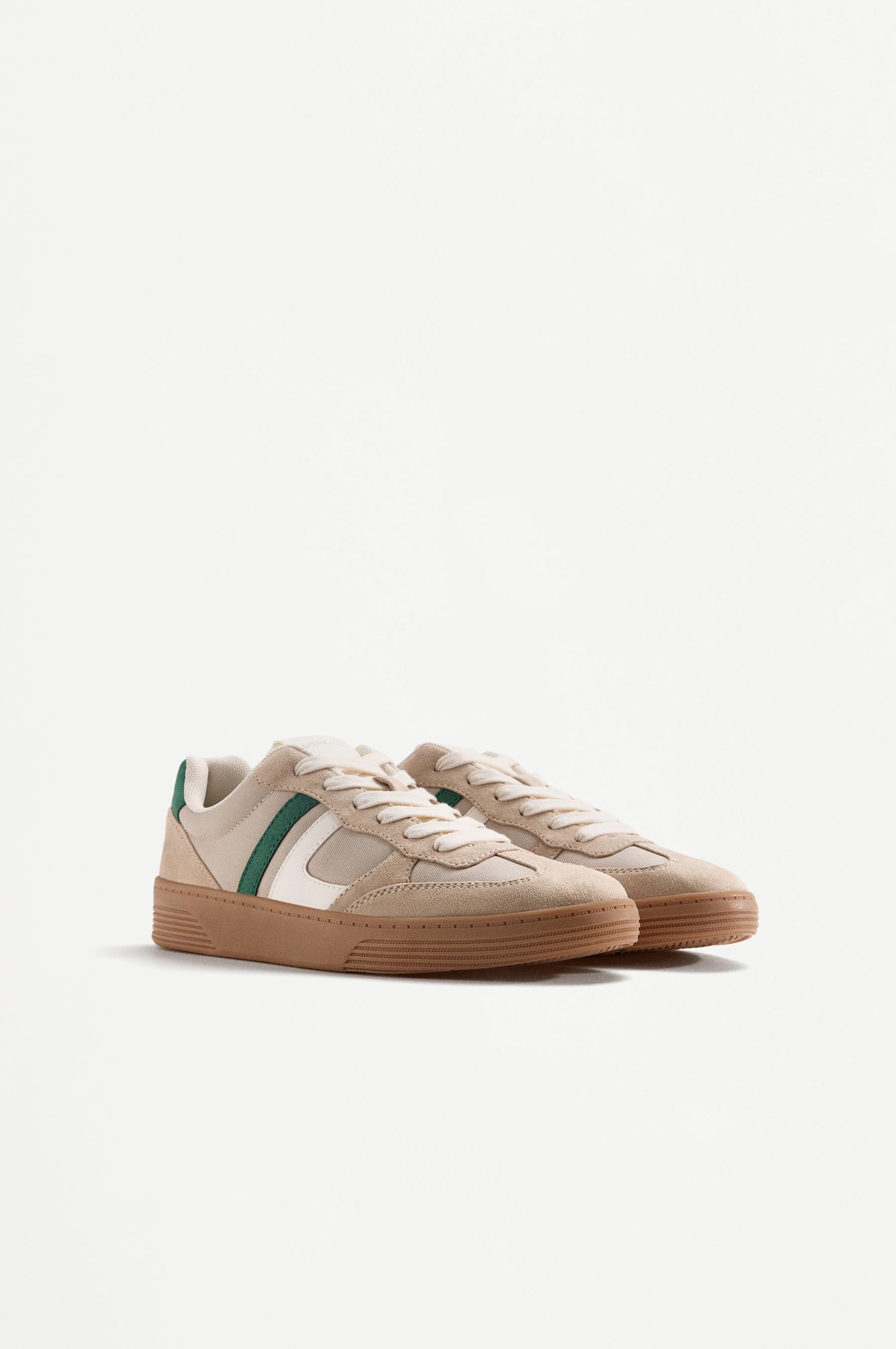 Zapatilla retro detalle