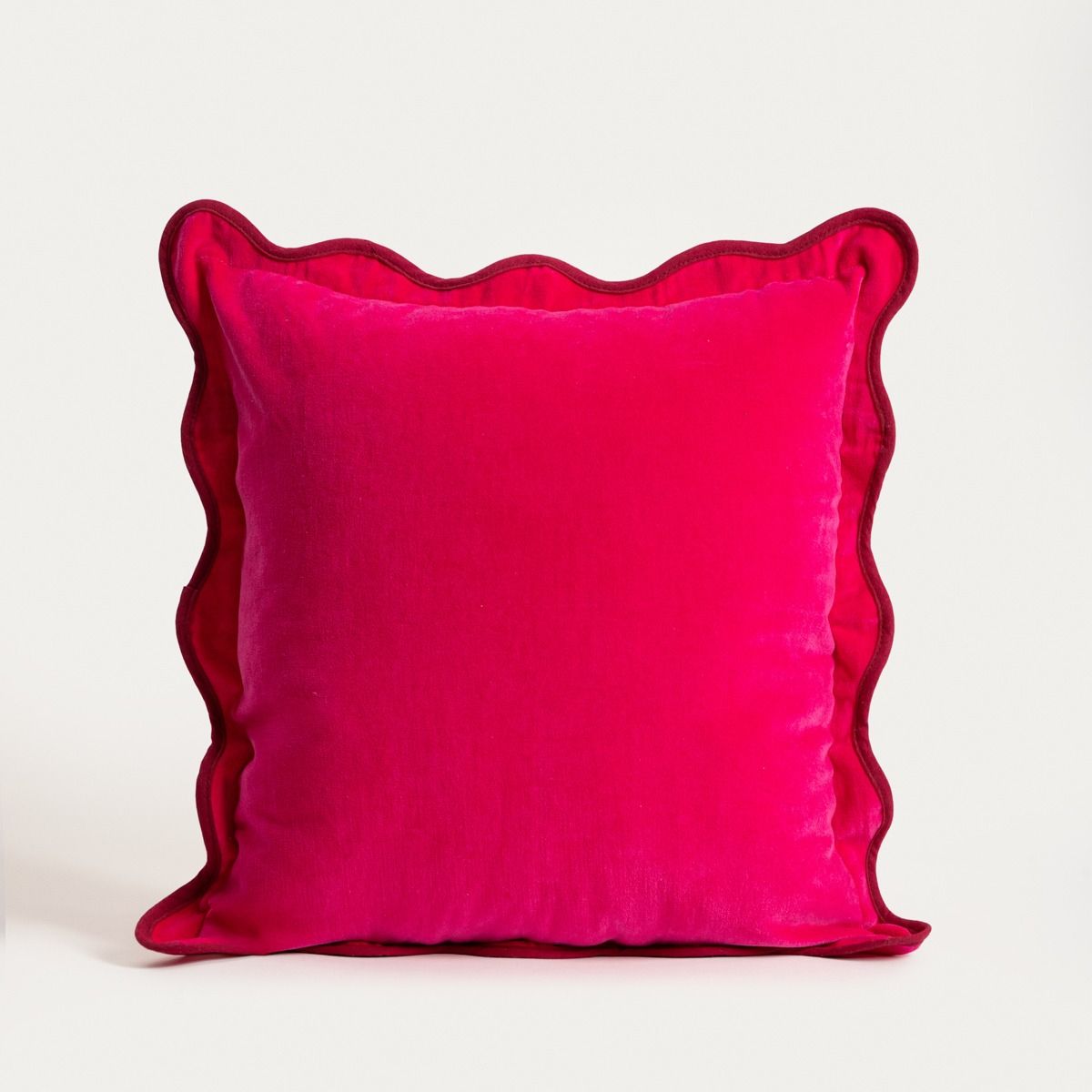 Poszewka EKTA aksamitna z dekoracyjną falowaną lamówką różowa 45x45cm