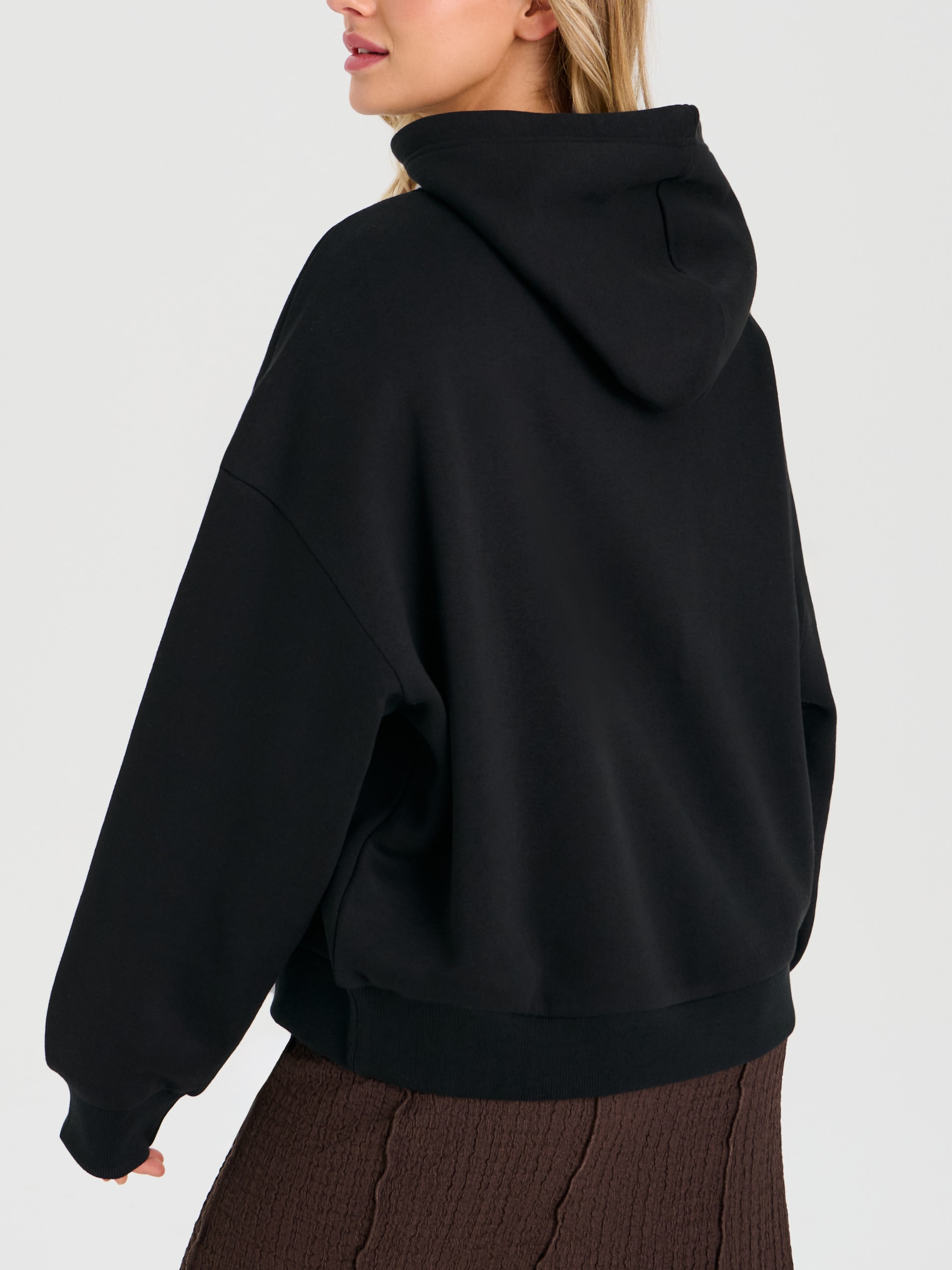 Dresowa bluza hoodie z kontrastowym nadrukiem