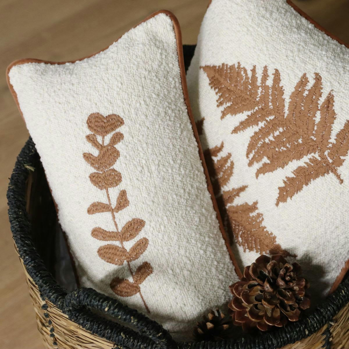 AMA NATURA - Housse de coussin brodée beige 25x45 cm