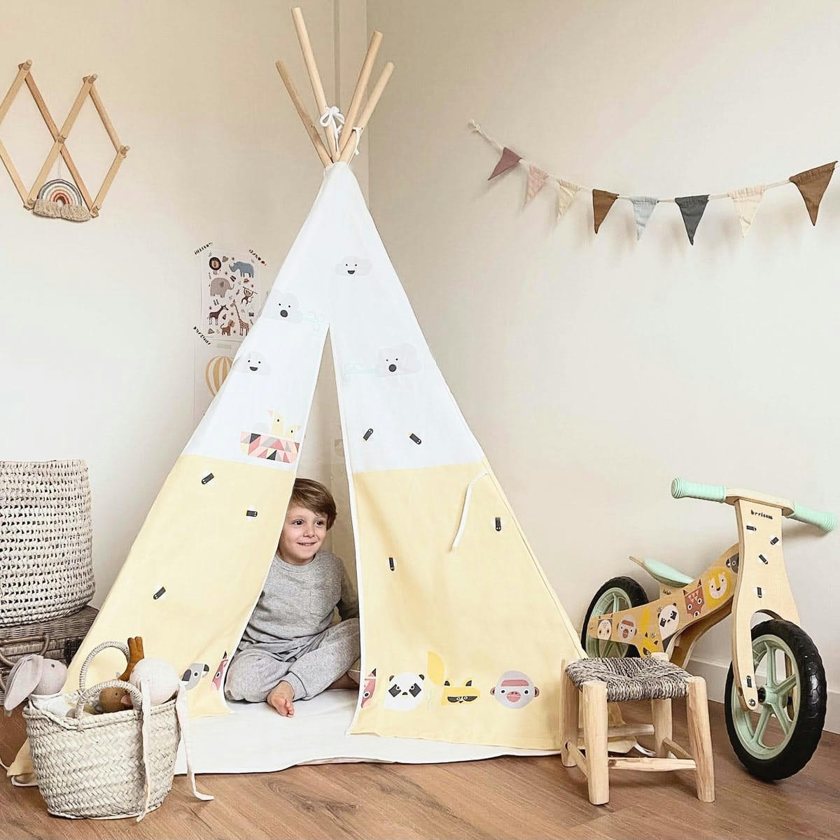 - Tente tipi pour enfants en bois naturel et coton jaune