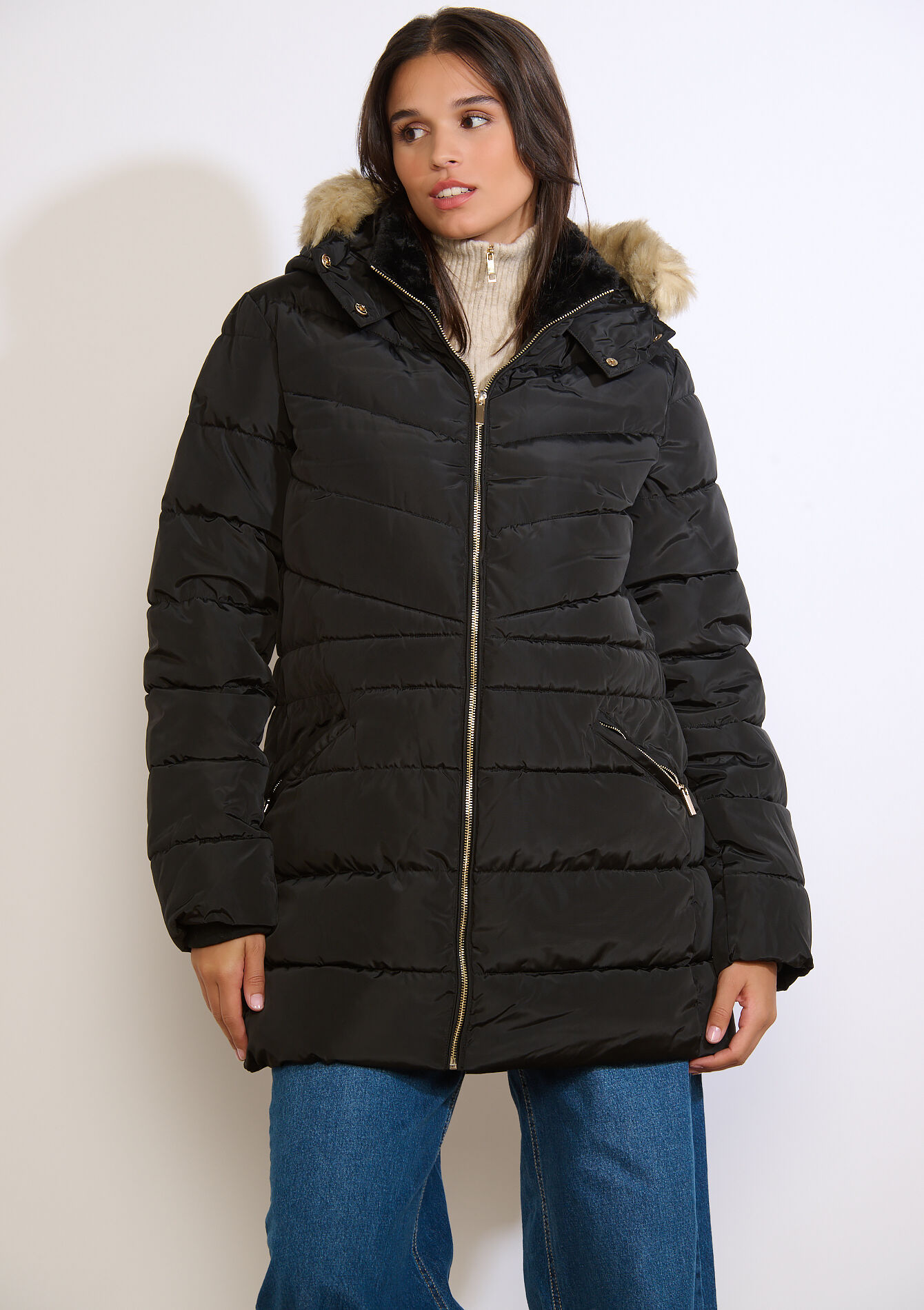 Gewatteerde jas met imitatiebontkap