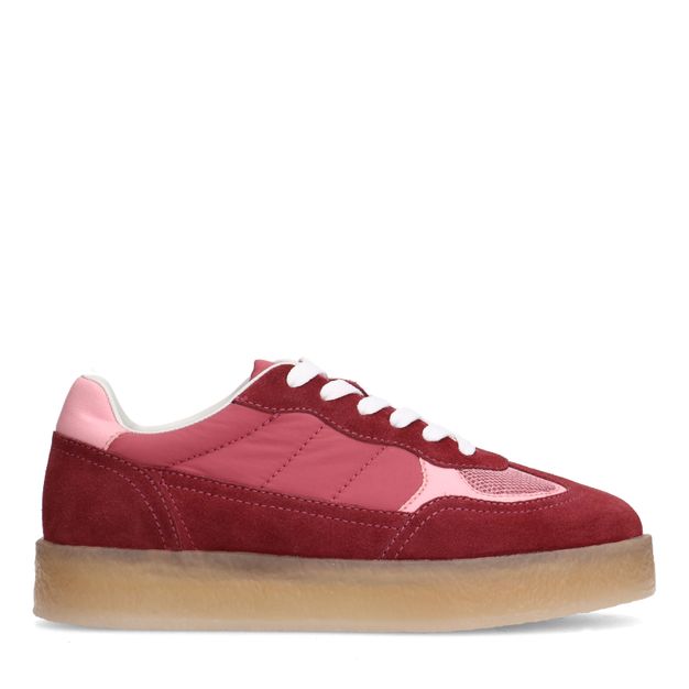 Burgundy suède sneakers met roze details