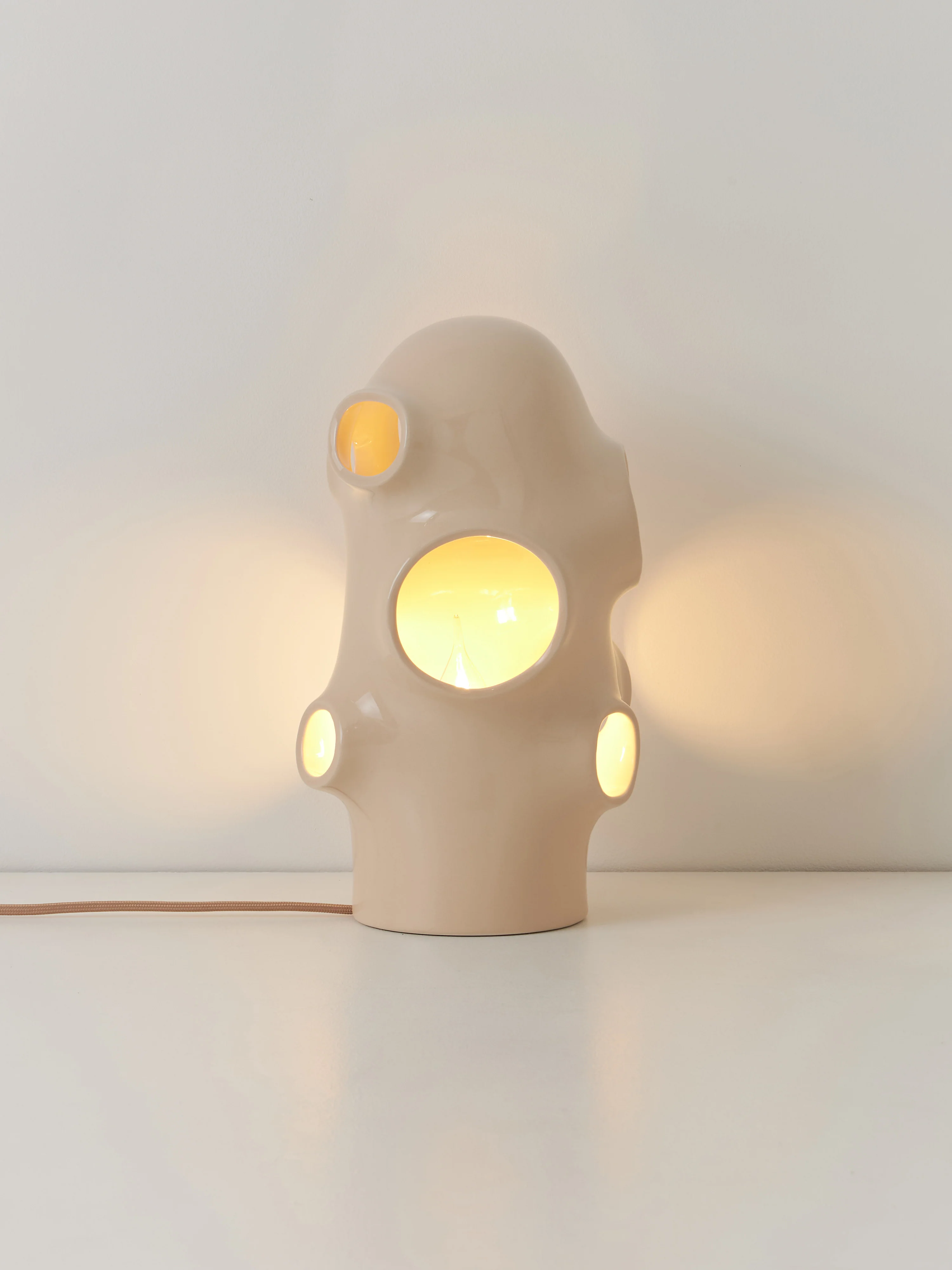 Kleine Tischlampe Bulle, handgefertigt