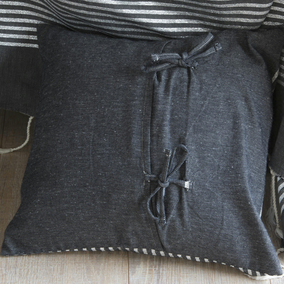 BODRUM - Housse de coussin coton fond noir et rayures argent 40 x 40
