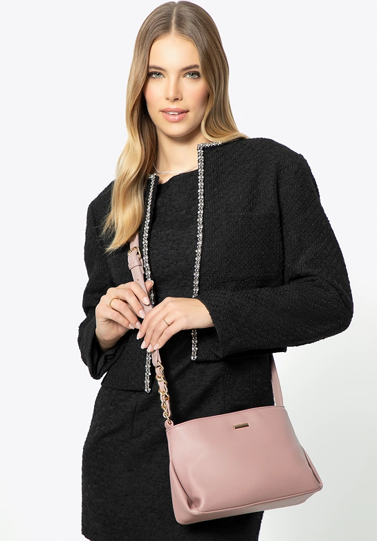 Damska crossbody ze skóry ekologicznej z łańcuszkiem różowa