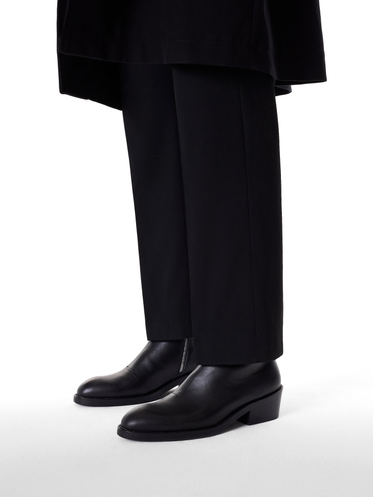 Leather black boots with zipper upper