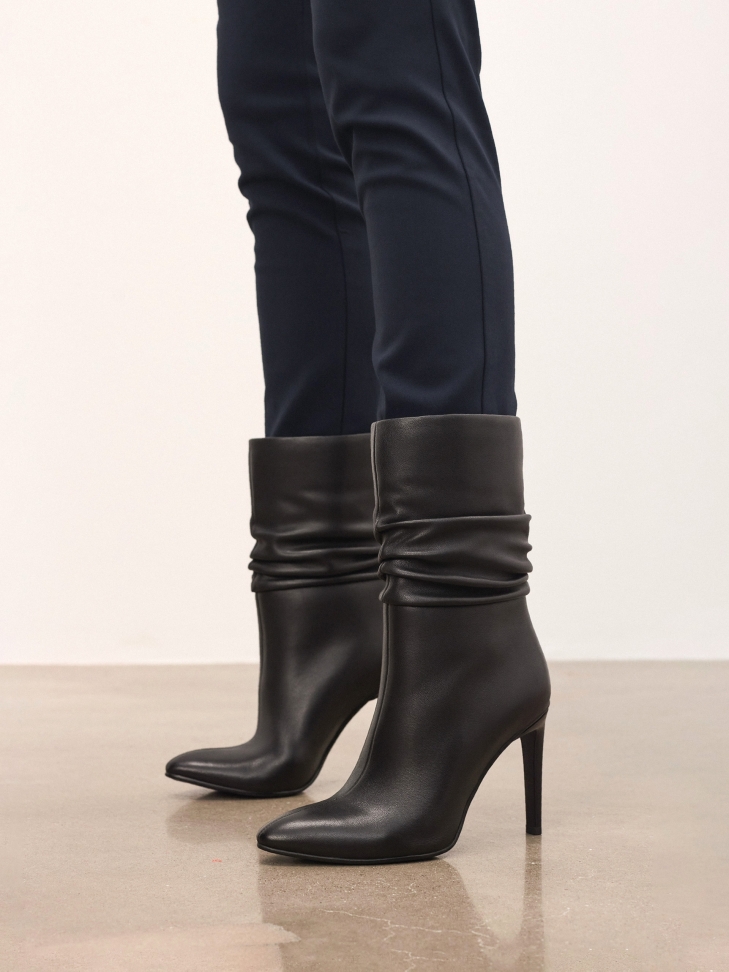 Elegant black boots with creased upper