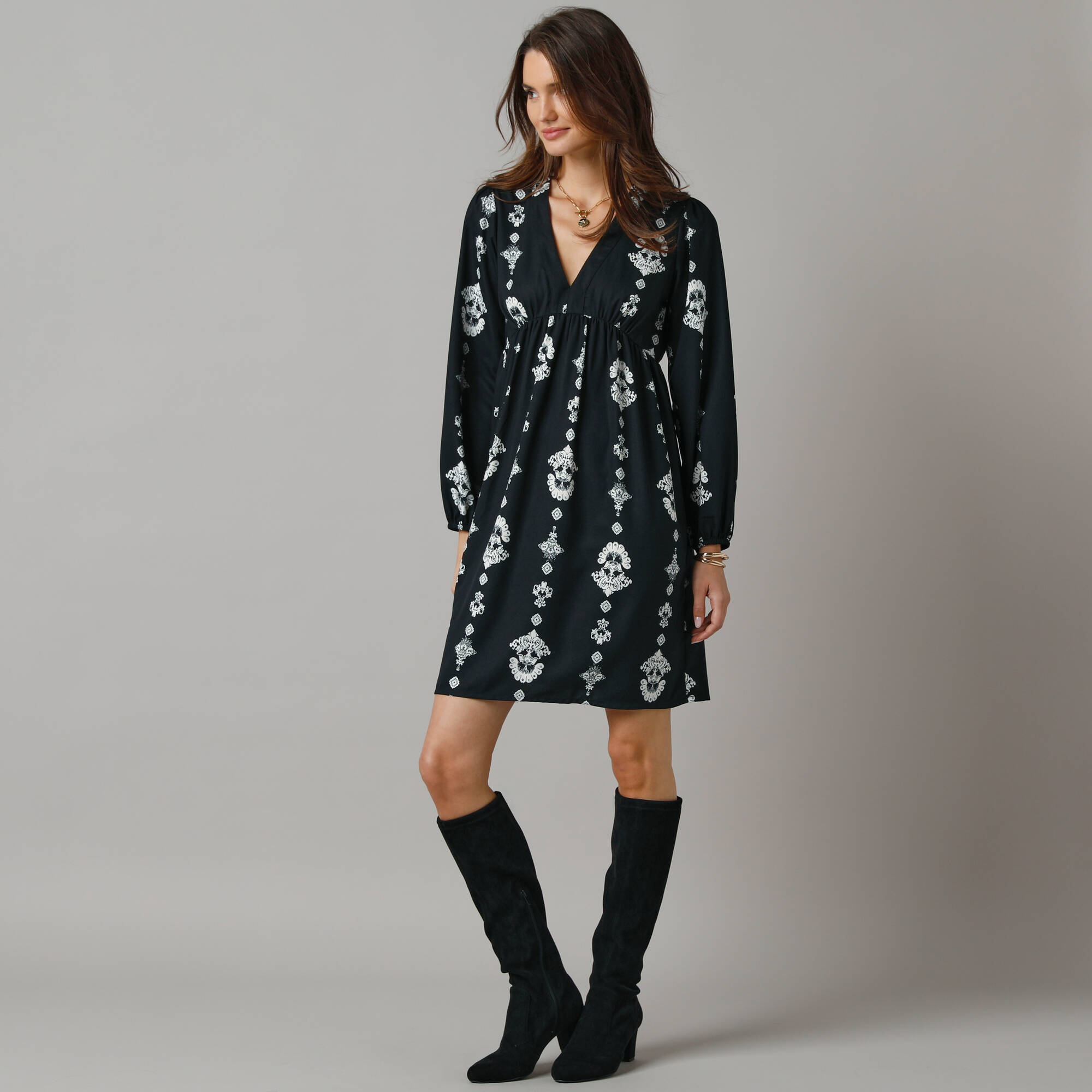 Robe courte col V, cr&ecirc;pe imprimé