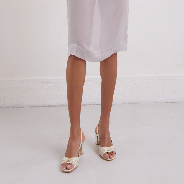 Sandales à talons et monogrammesen cuir brillant écru | VICTI