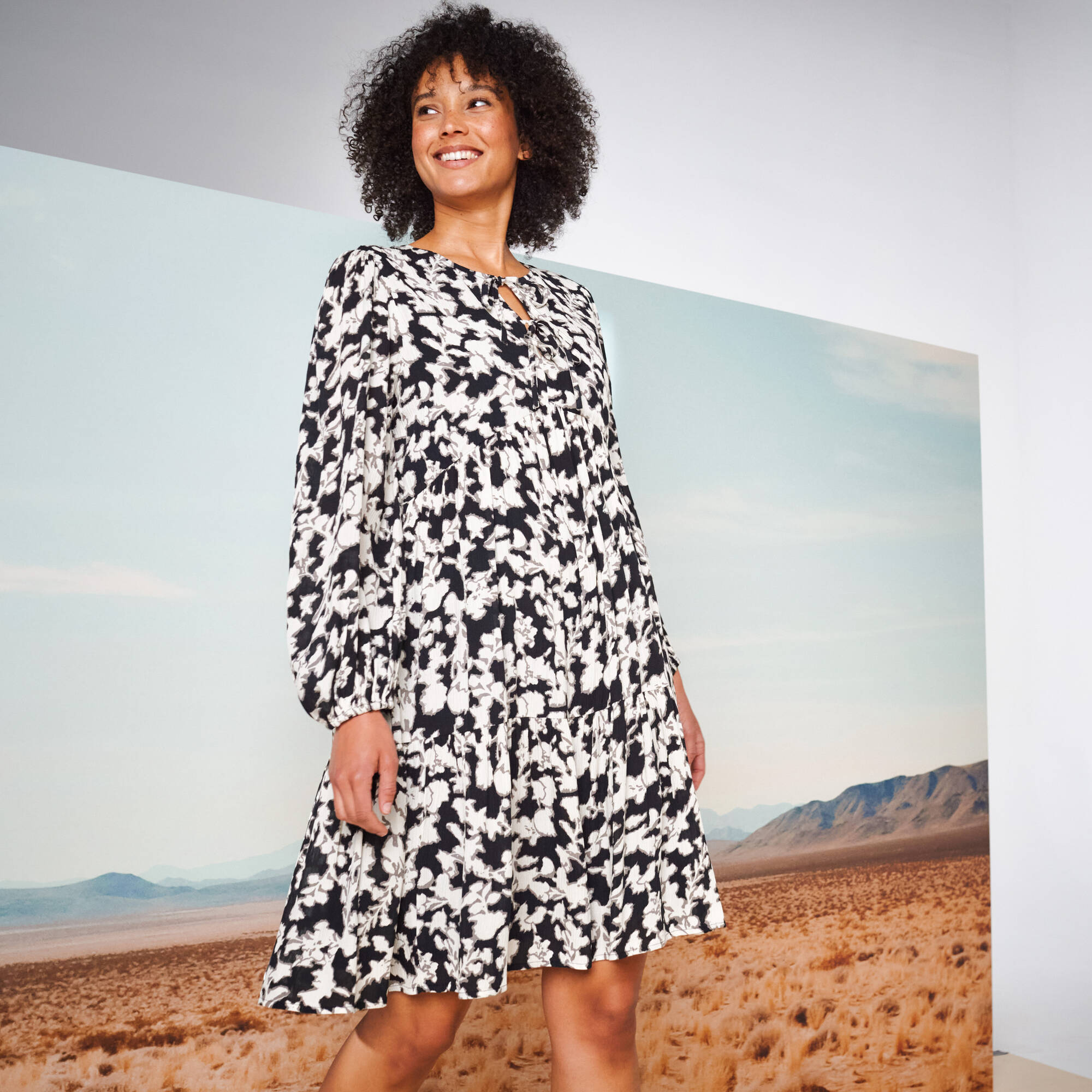 Robe courte imprimée, détails nouettes