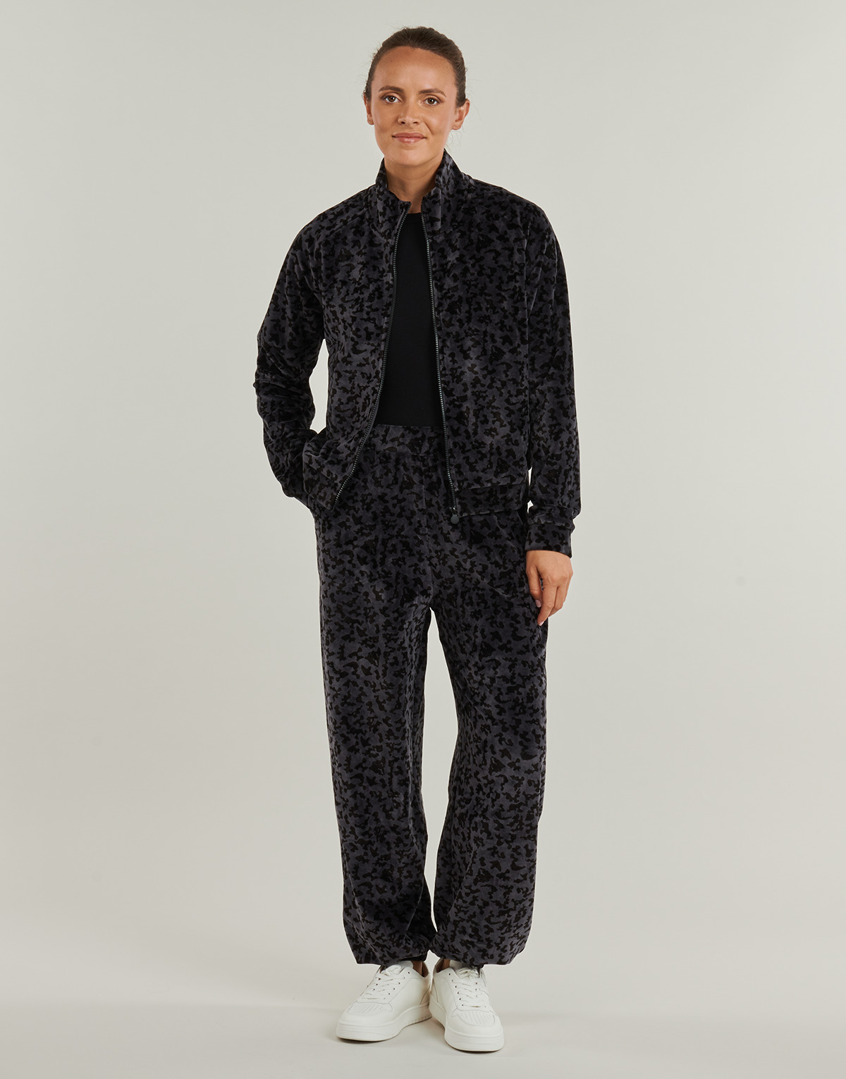 Emporio Armani EA7 - TRAIN GRAPHIC SERIES W TRACKSUIT - TRAIN GRAPHIC SERIES W TRACKS - Velvet / Leopard / Black / Grey